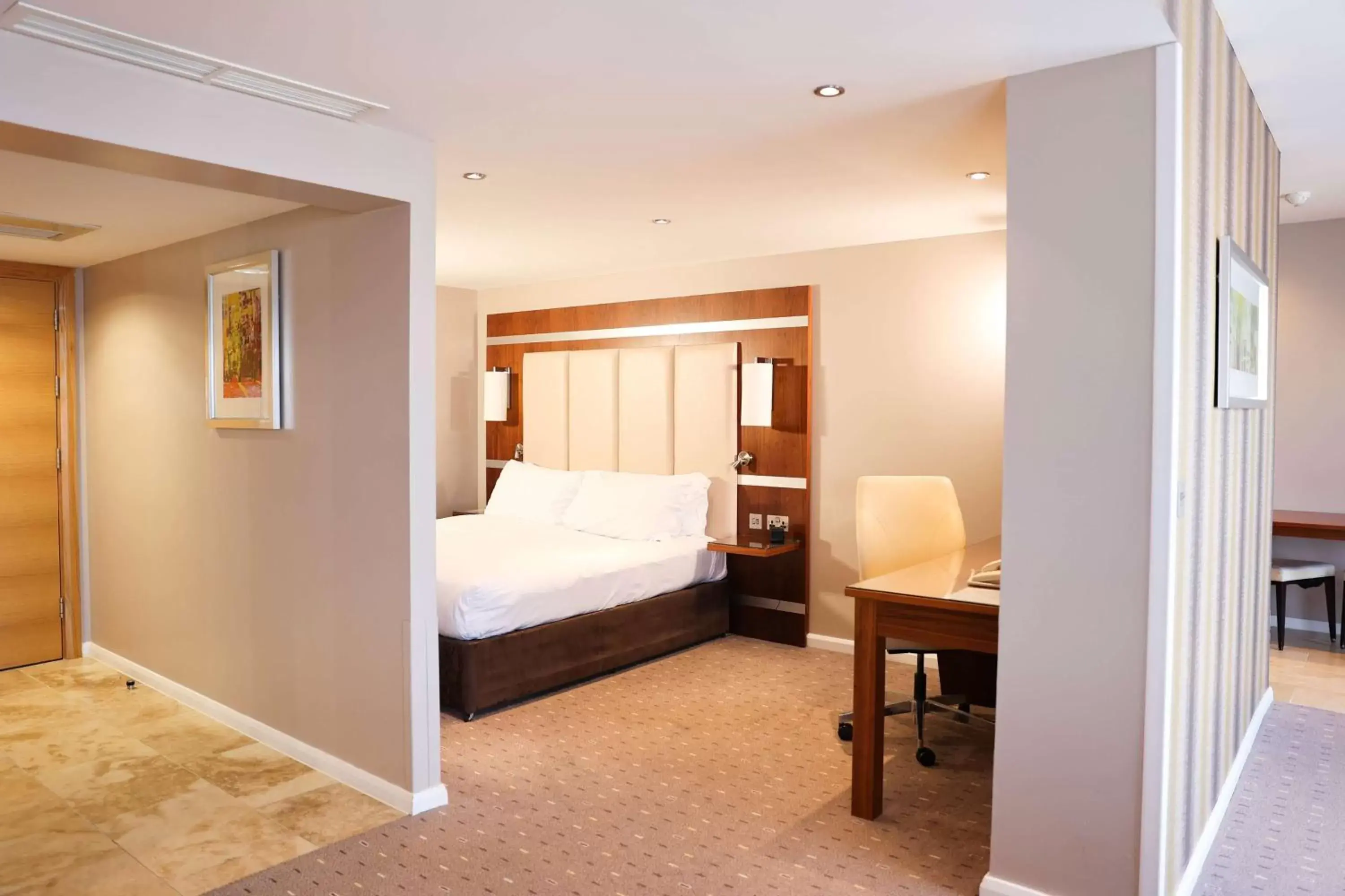 Photo of the whole room, Bed in DoubleTree By Hilton Milton Keynes