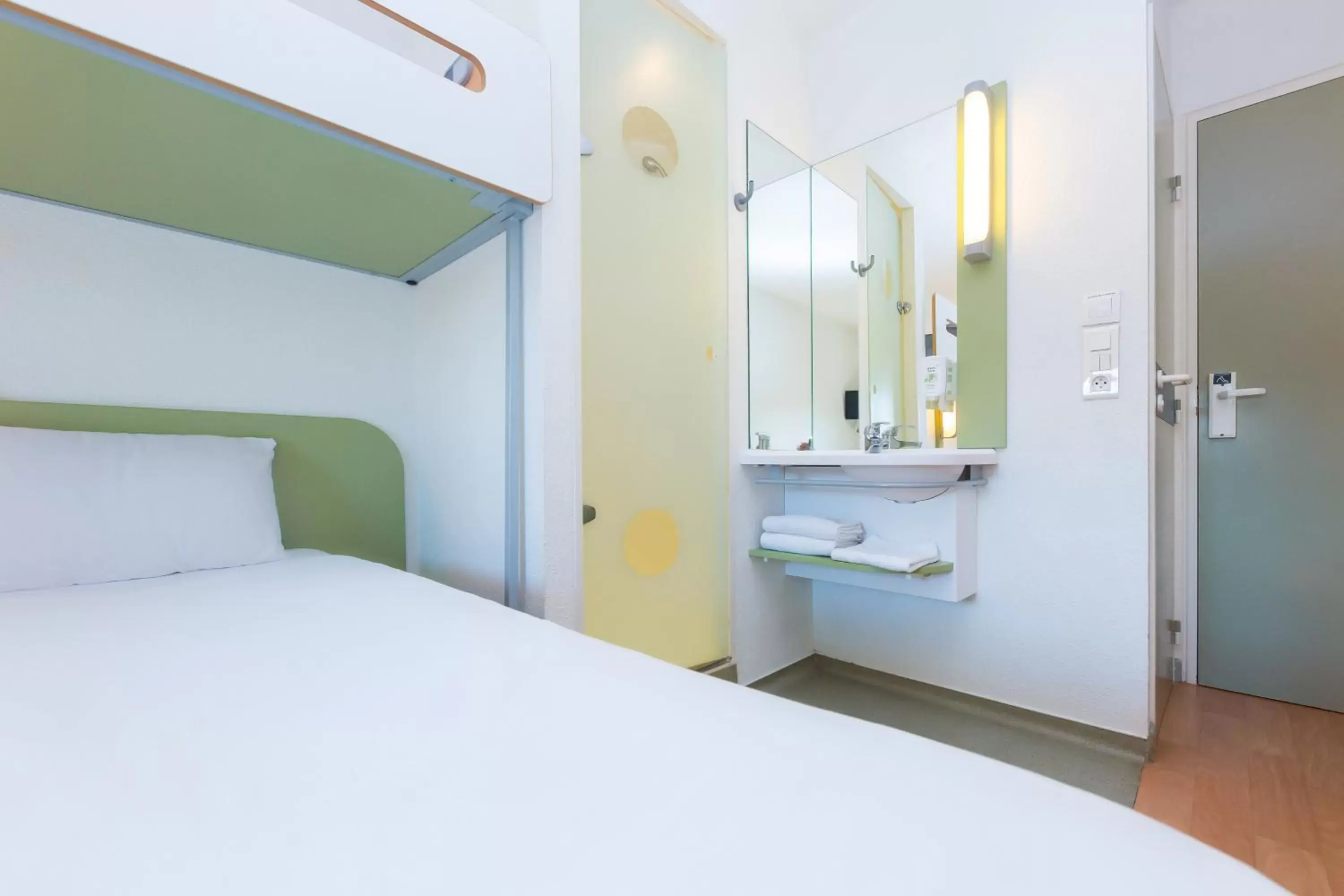 Bathroom, Bed in ibis budget Caen Porte de Bretagne