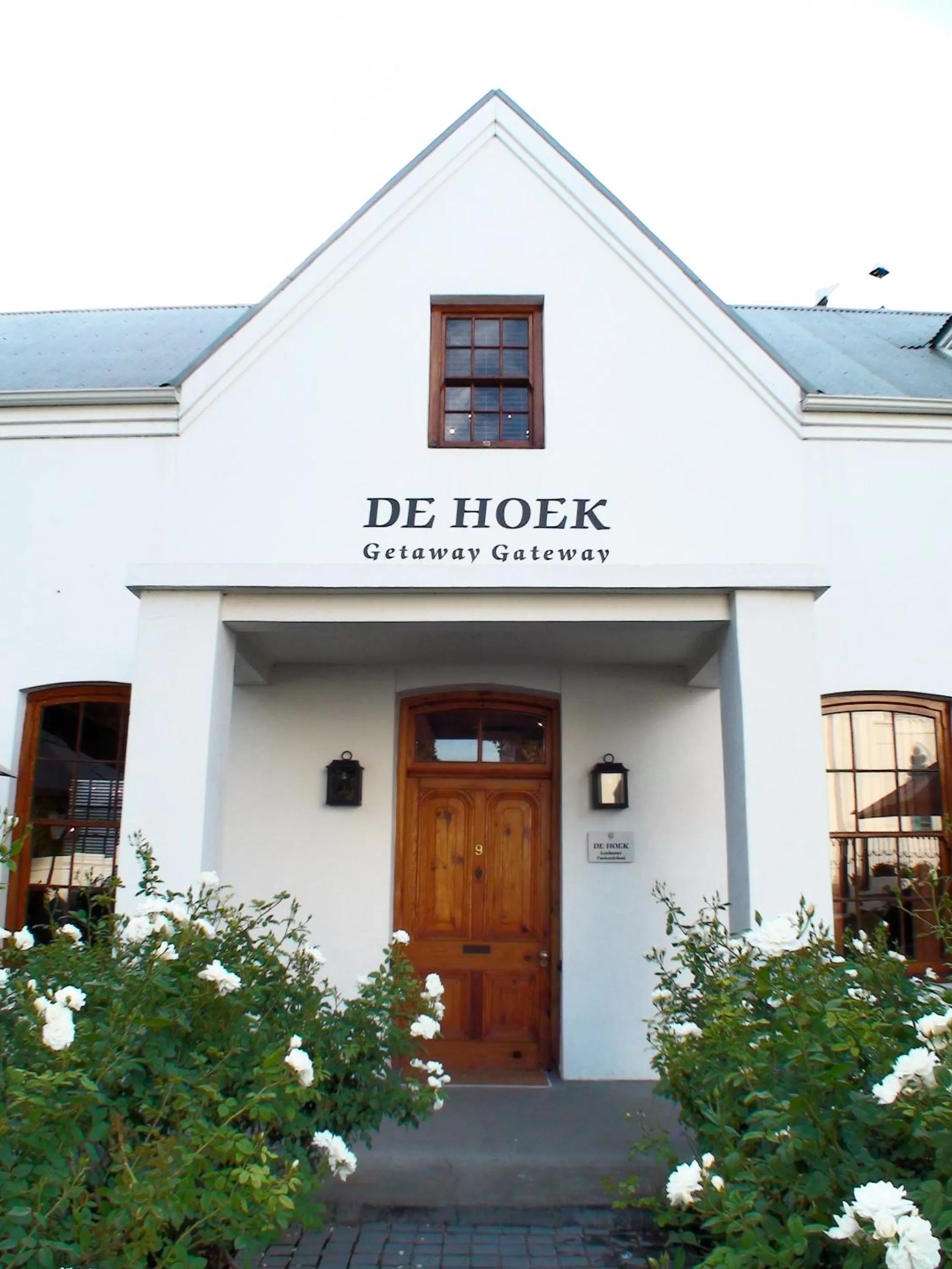 Facade/entrance in De Hoek Manor