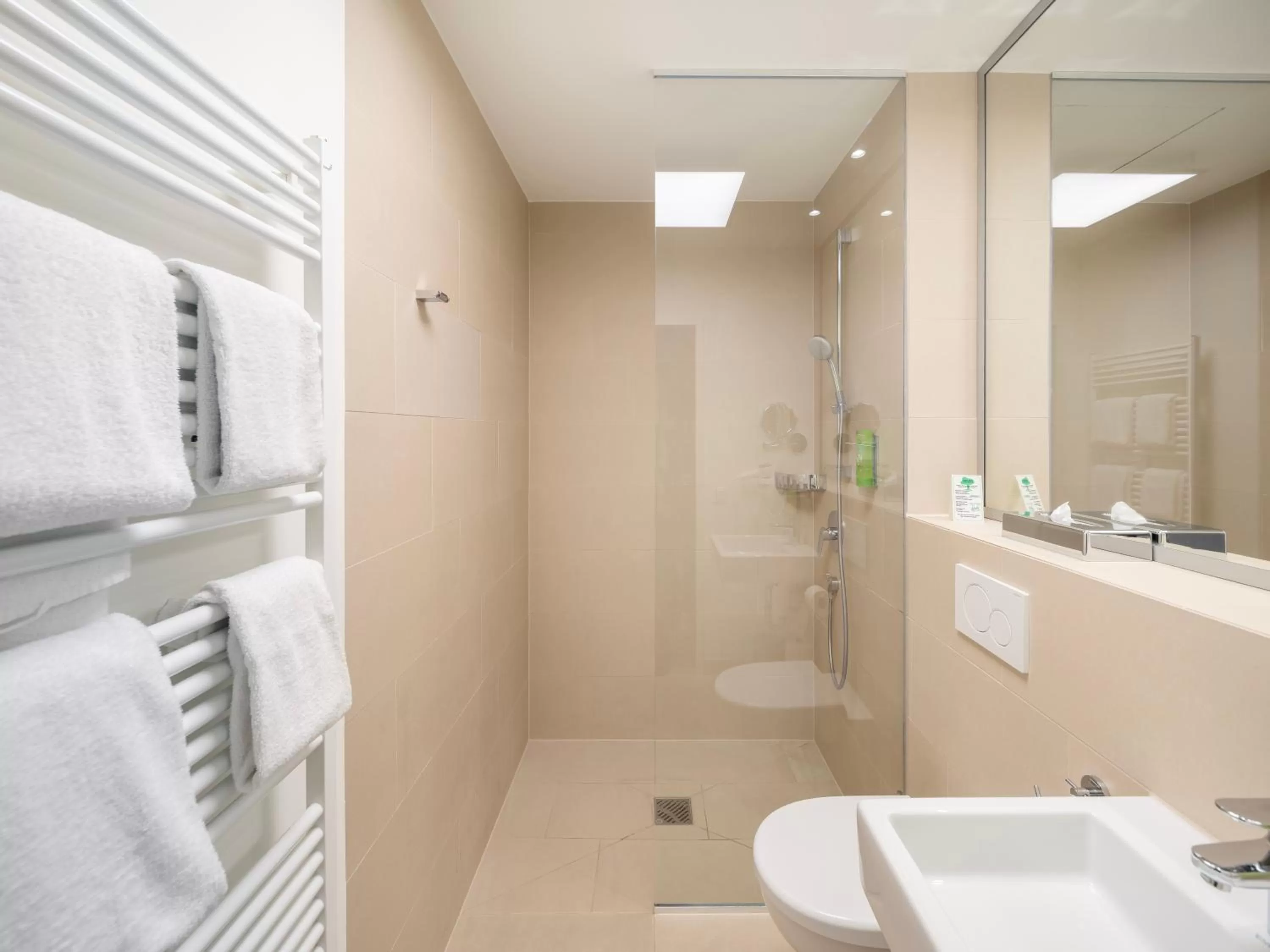 Shower in sevenDays Hotel BoardingHouse