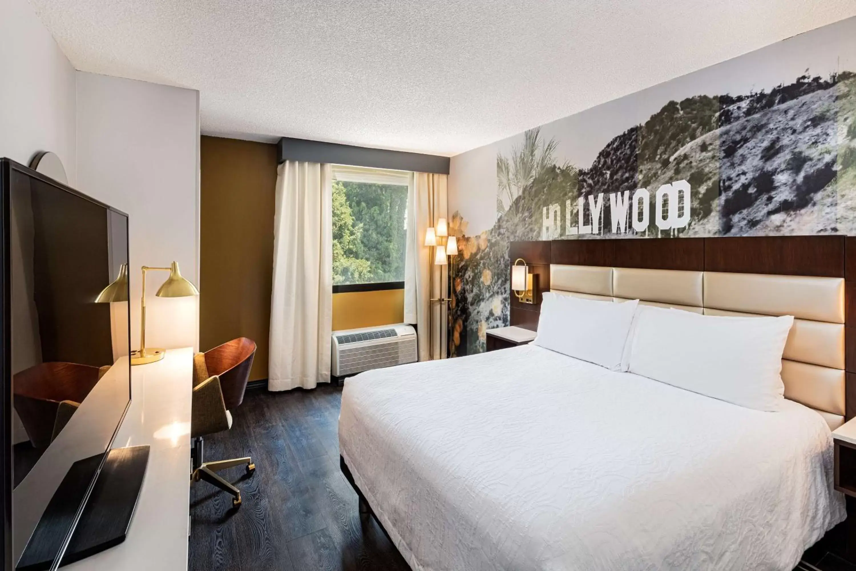 Bedroom, Bed in Hilton Garden Inn Los Angeles / Hollywood
