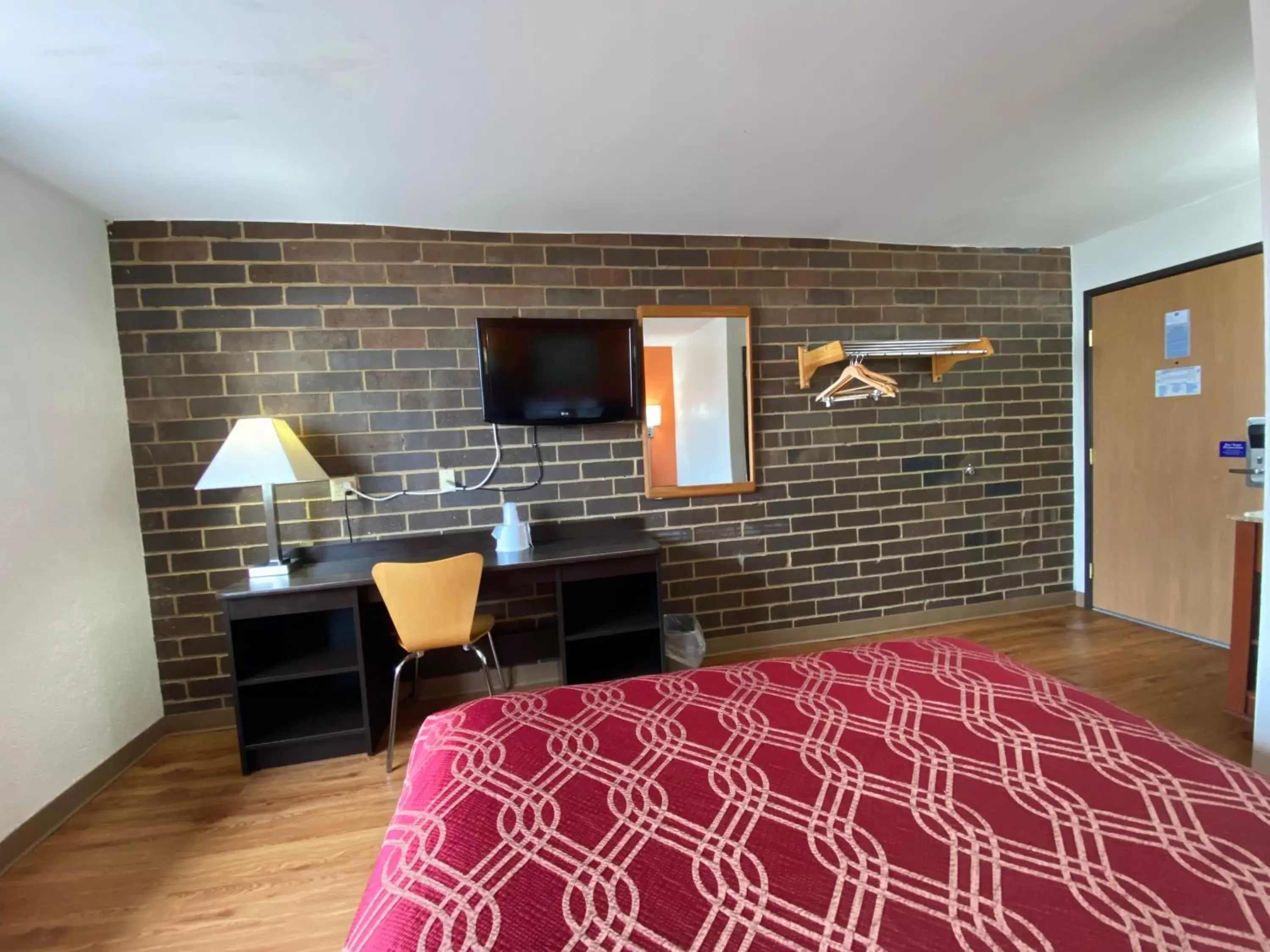 TV and multimedia, Bed in Reliance Inn TV and multimedia, Bed in Reliance Inn