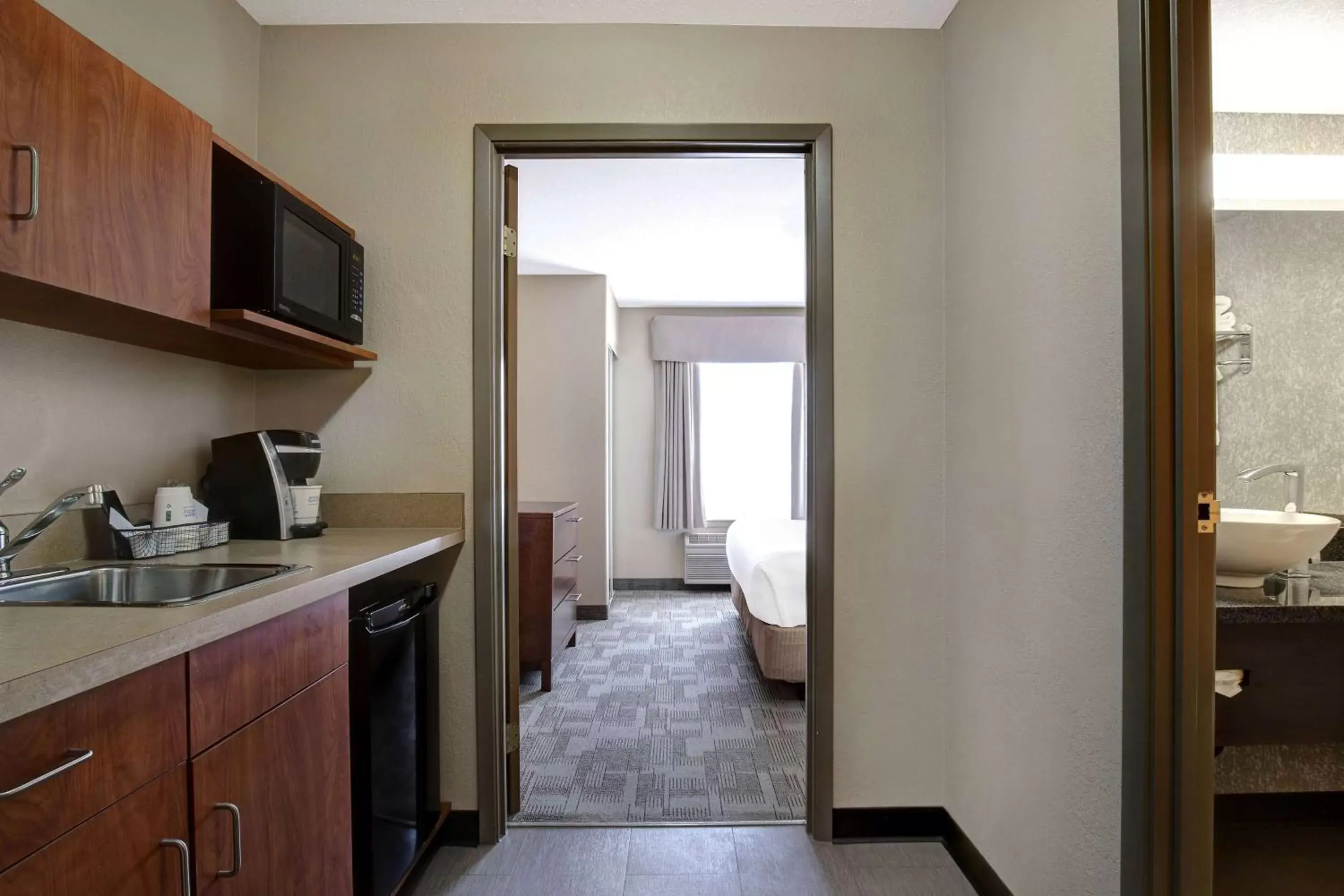 Photo of the whole room, Kitchen/Kitchenette in Days Inn by Wyndham Medicine Hat