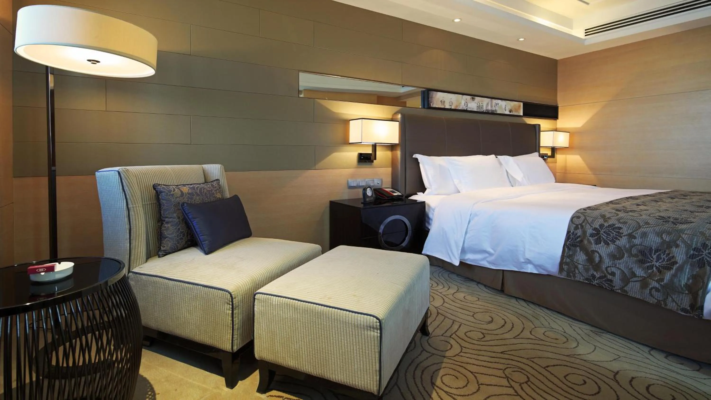 Photo of the whole room, Bed in Crowne Plaza Xi'an by IHG