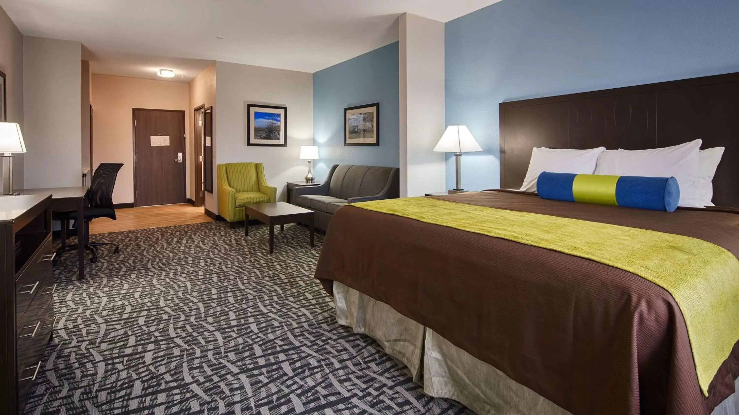 Photo of the whole room, Bed in Best Western Plus Lonestar Inn & Suites