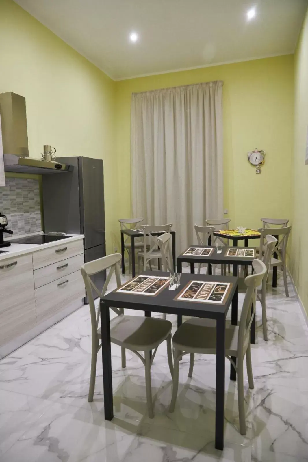 Kitchen or kitchenette, Restaurant/Places to Eat in B&B Dint 'o core e Napule