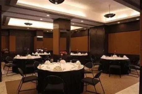 Meeting/conference room, Restaurant/Places to Eat in Savoy Suites Noida