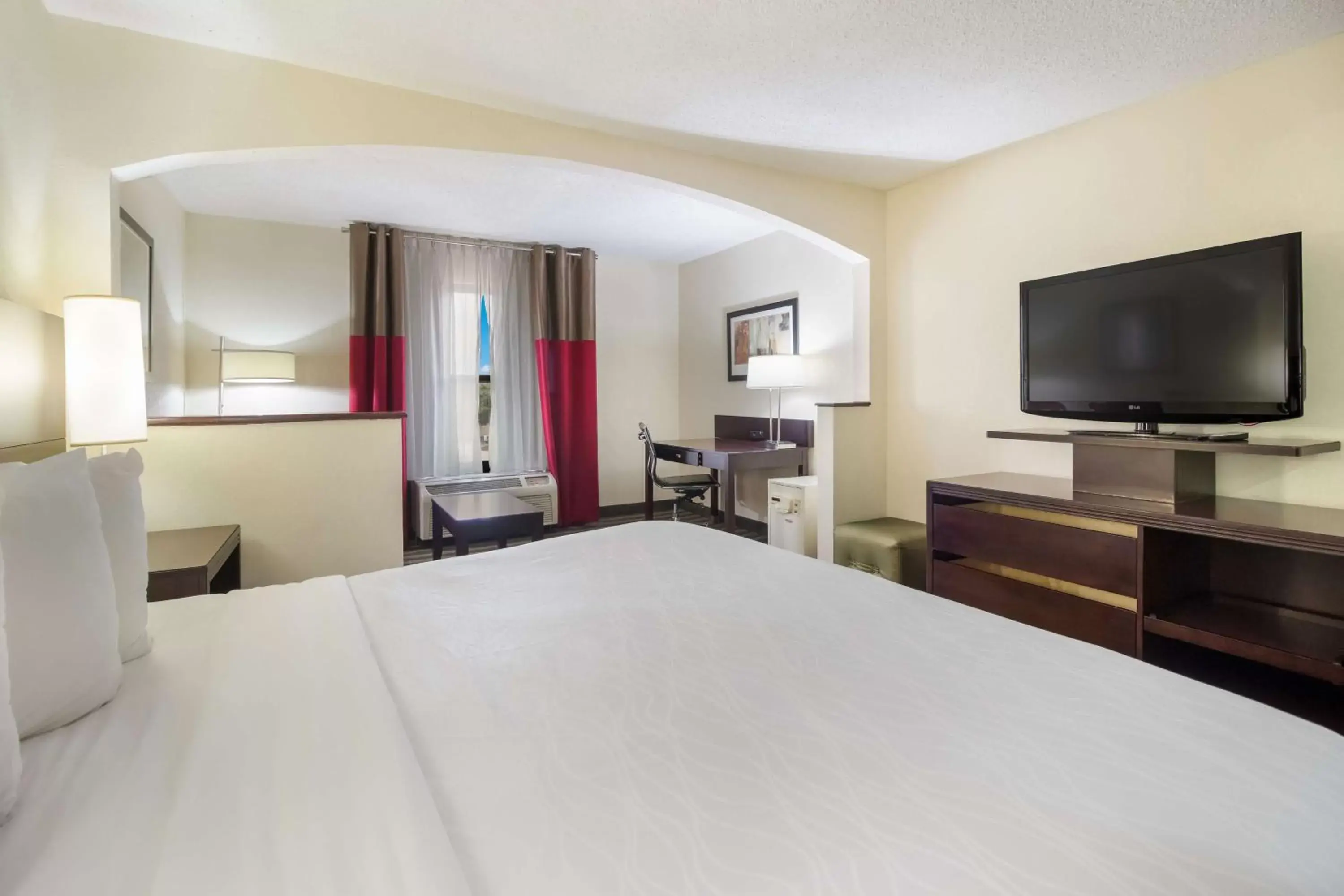 Bedroom, TV/Entertainment Center in Best Western Suites near Opryland