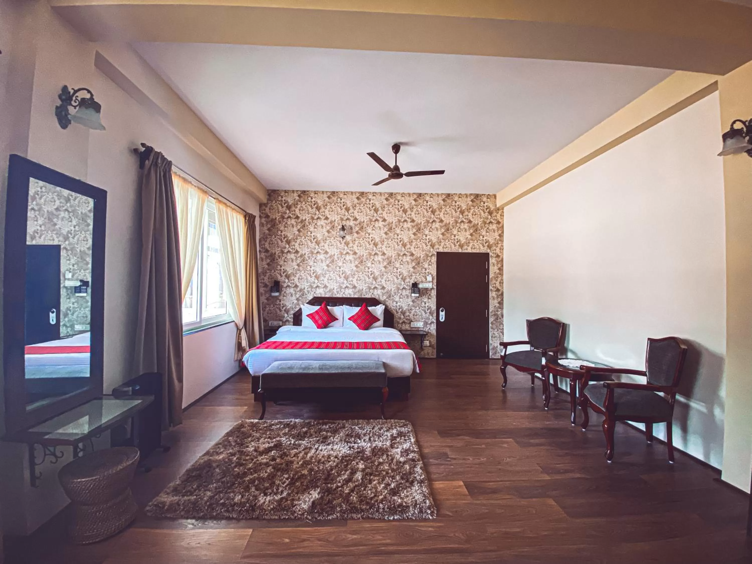 Photo of the whole room in Windermere Inn