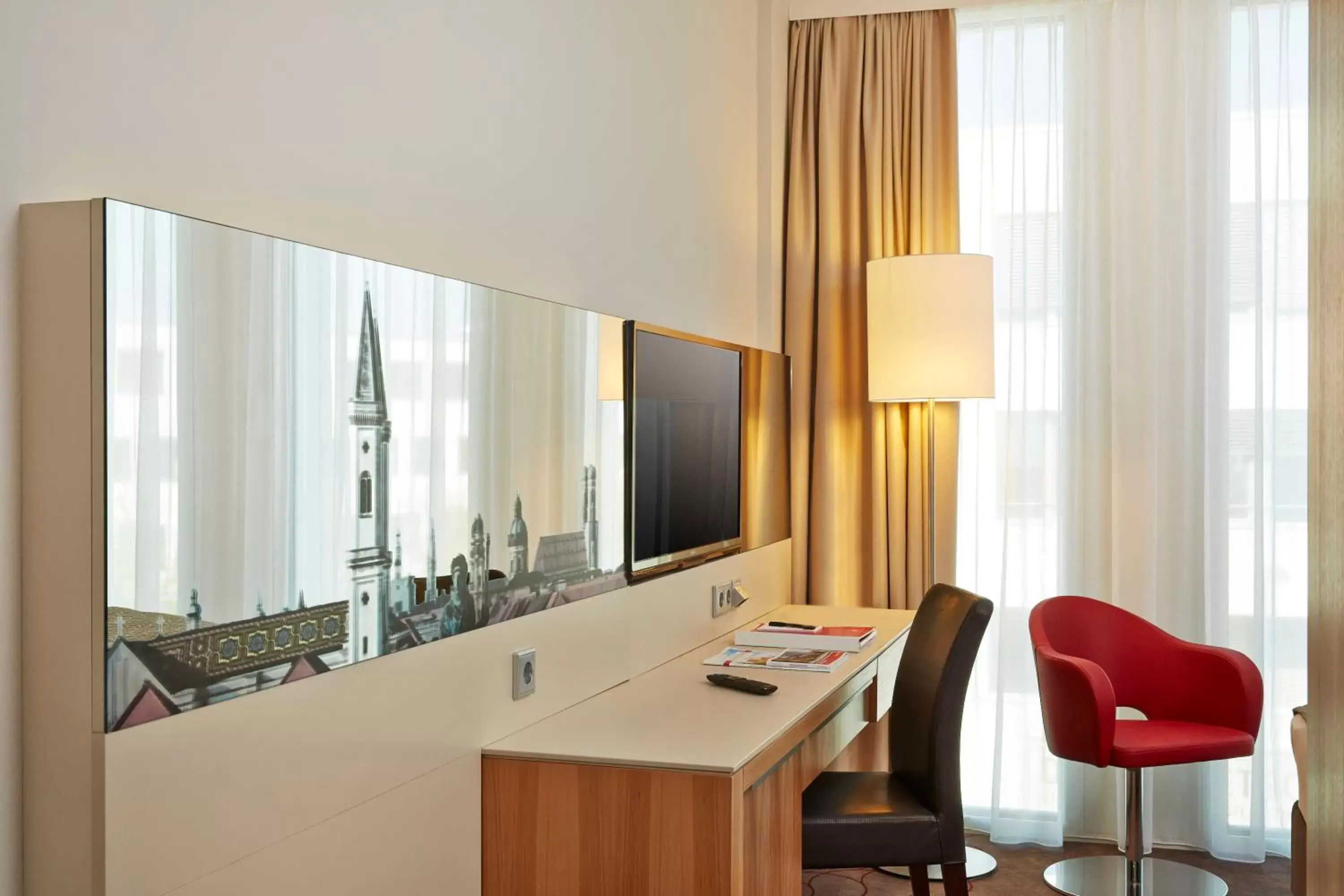 Seating area, TV/Entertainment Center in H4 Hotel München Messe