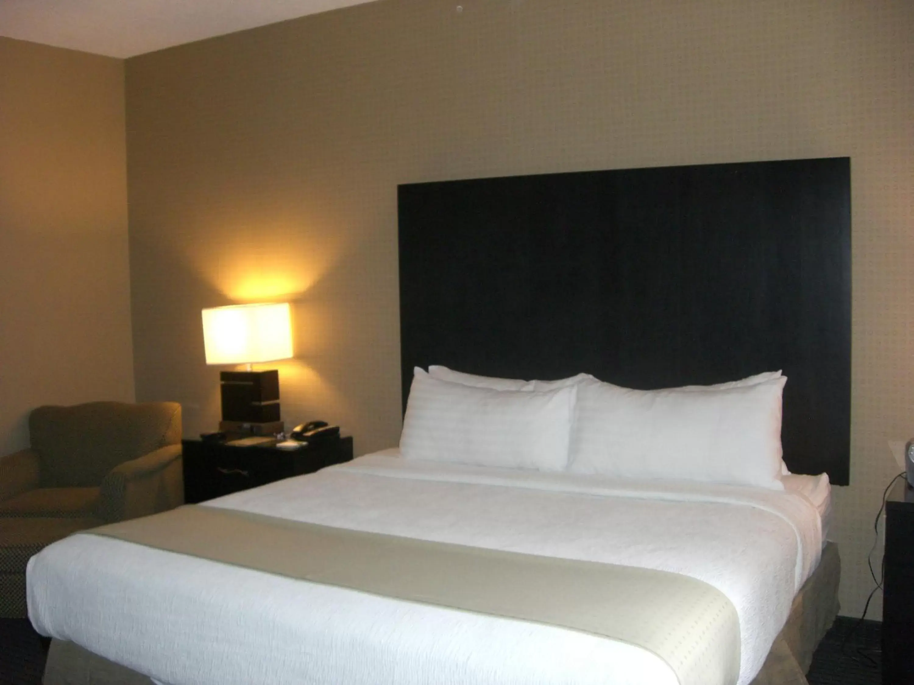 Bed in Holiday Inn St. Paul Northeast - Lake Elmo, an IHG Hotel