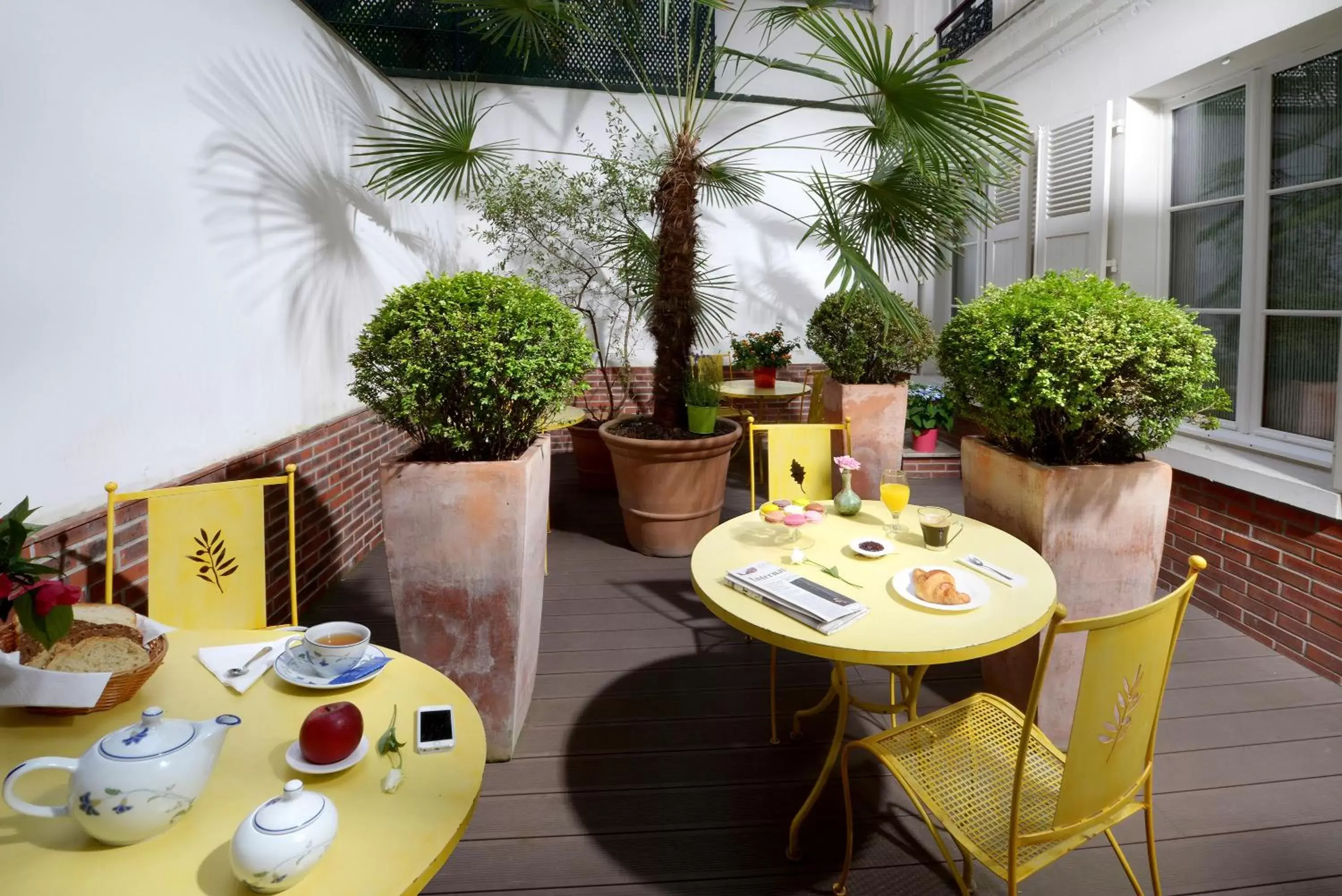 Patio, Restaurant/Places to Eat in Le Relais Montmartre