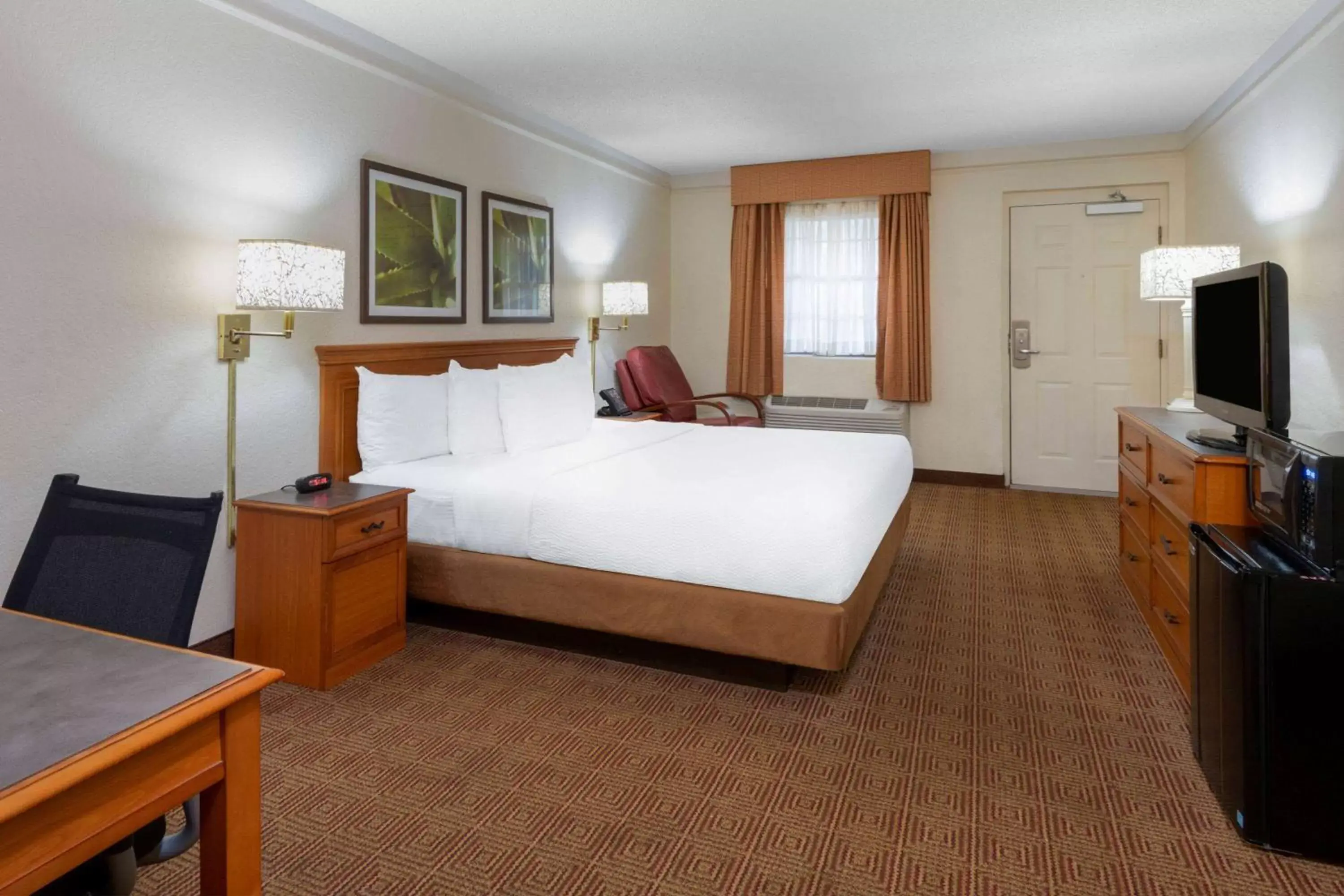 Photo of the whole room, Bed in La Quinta Inn by Wyndham Deerfield Beach I-95 at Hillsboro E