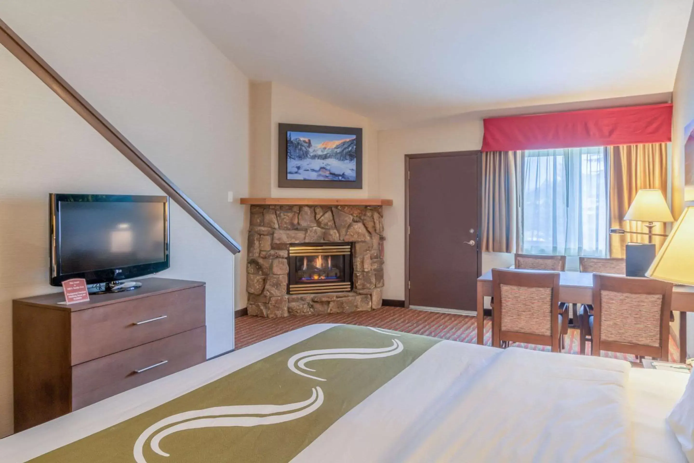 Photo of the whole room, TV/Entertainment Center in Quality Inn near Rocky Mountain National Park