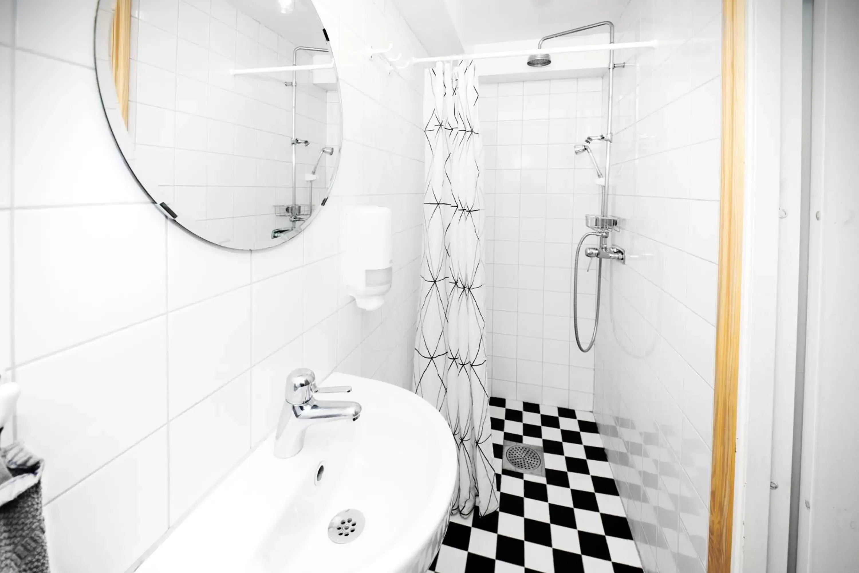 Shower, Bathroom in City Backpackers Hostel