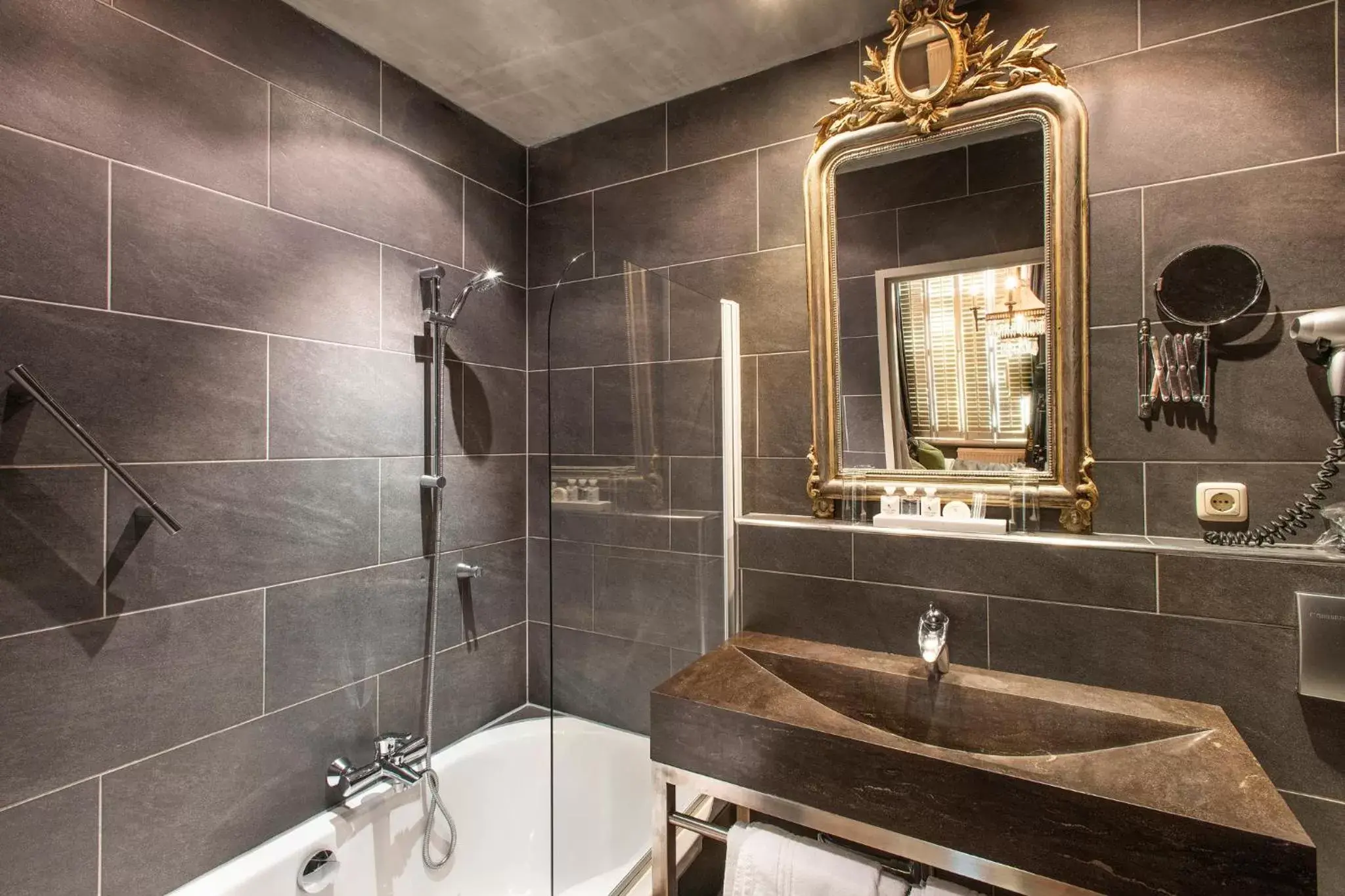 Shower, Bathroom in l'Auberge Damhotel
