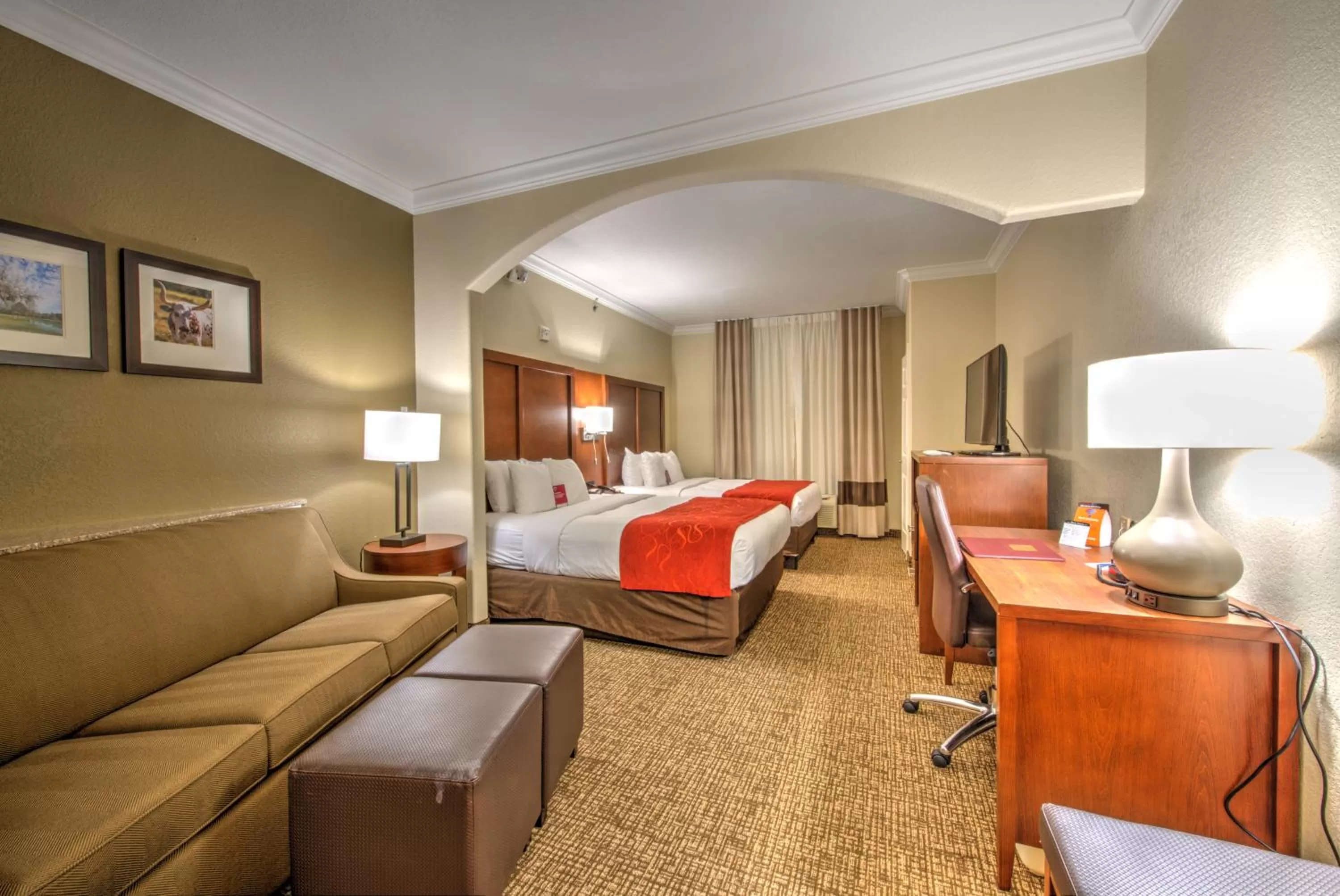 Photo of the whole room, Bed in Comfort Suites Tomball Medical Center