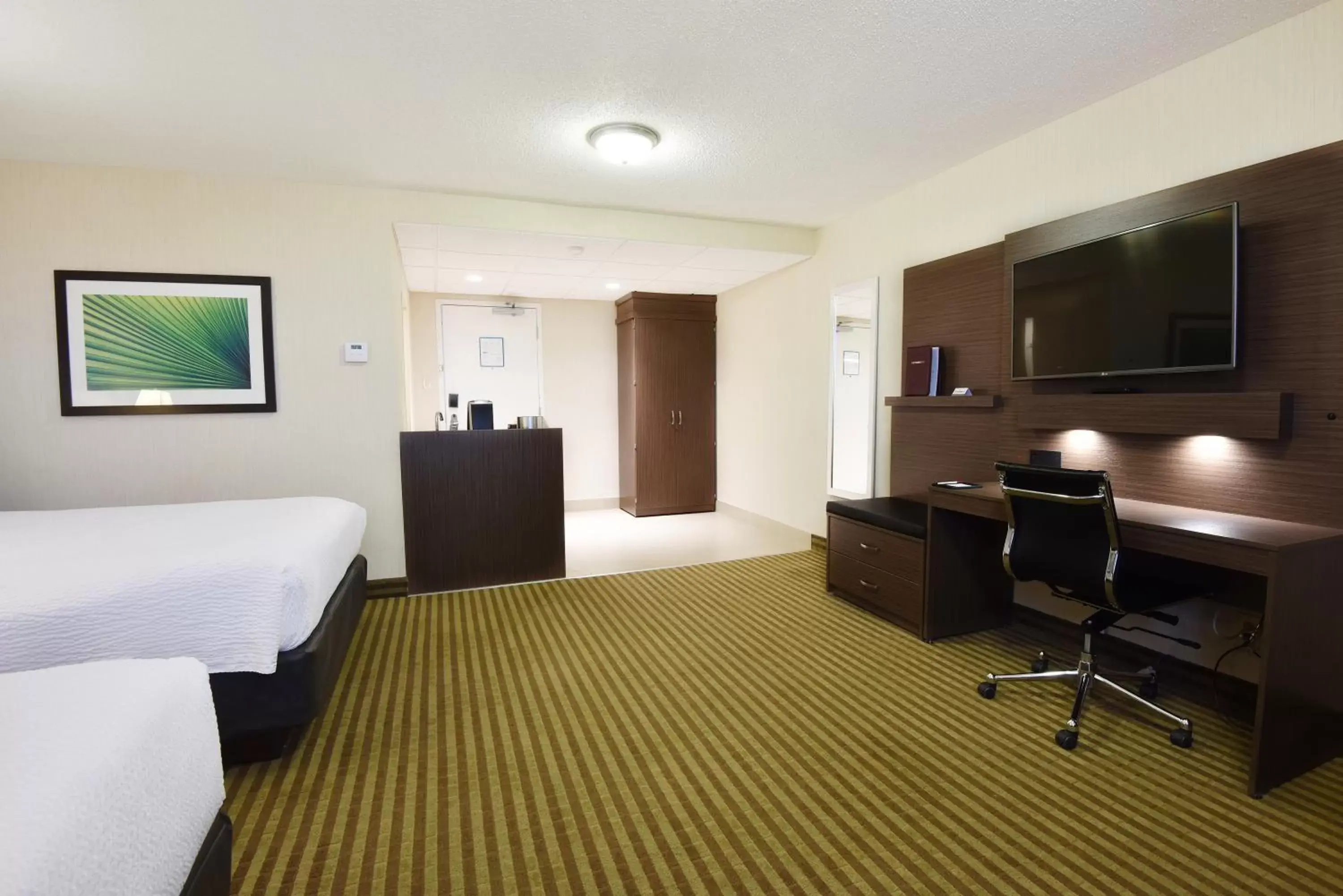 Bed, Seating Area in Victoria Inn Hotel and Convention Center Winnipeg