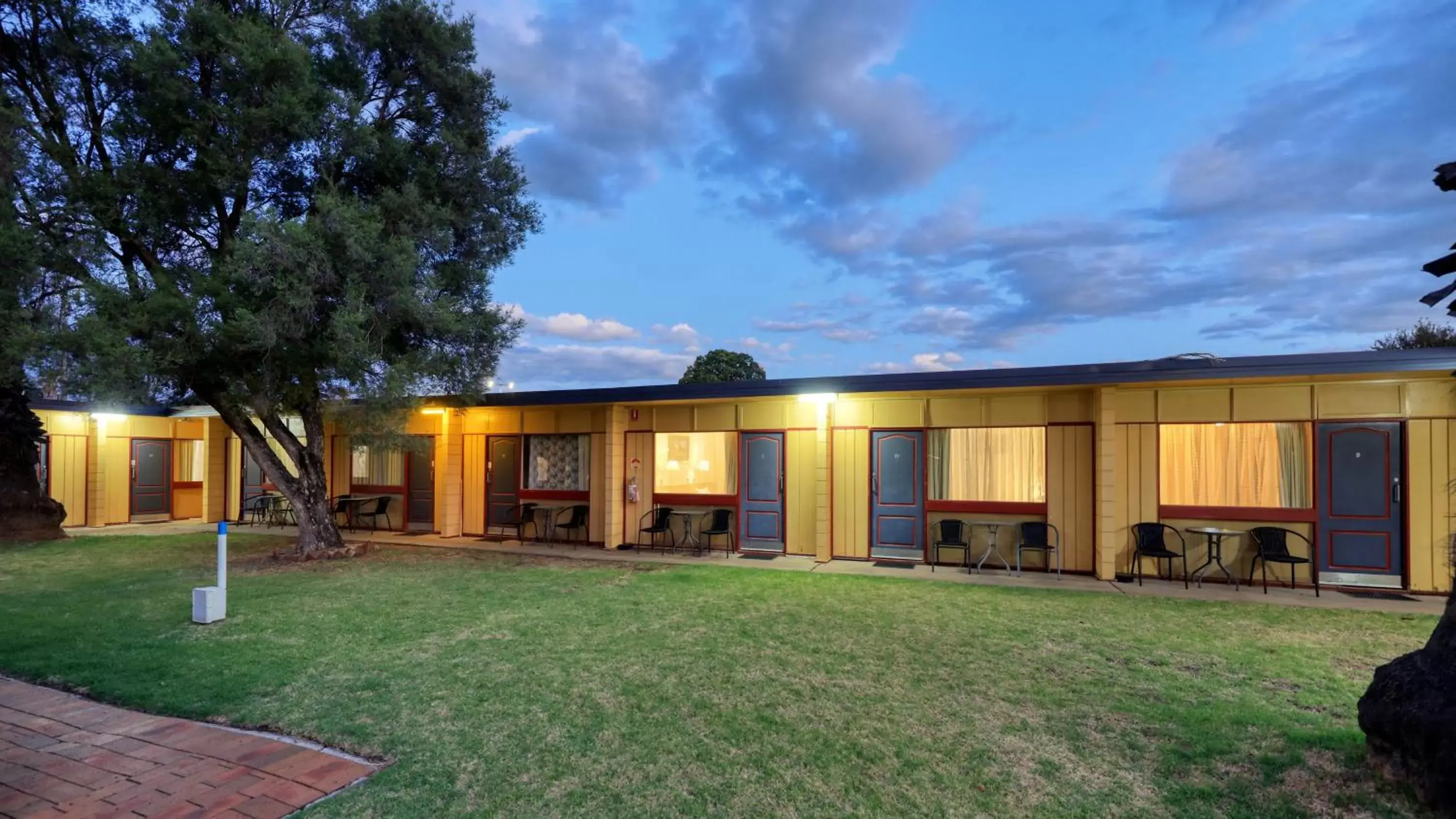 Garden, Property Building in Cootamundra Gardens Motel