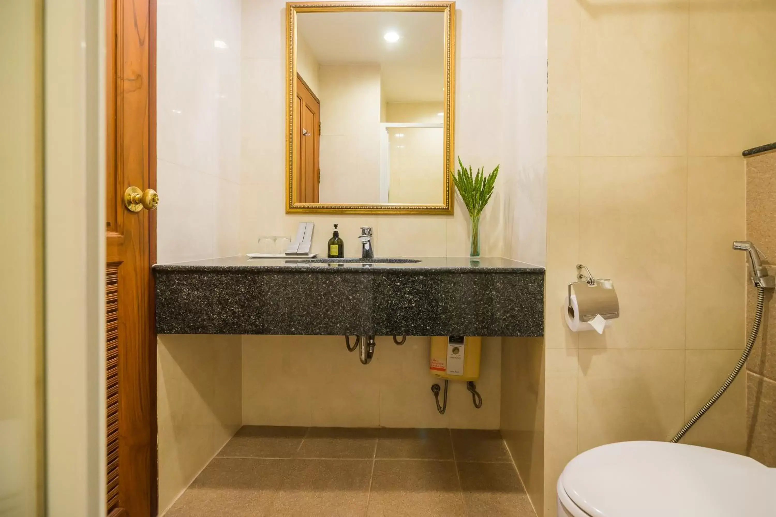 Bathroom in Asoke Residence Sukhumvit by UHG