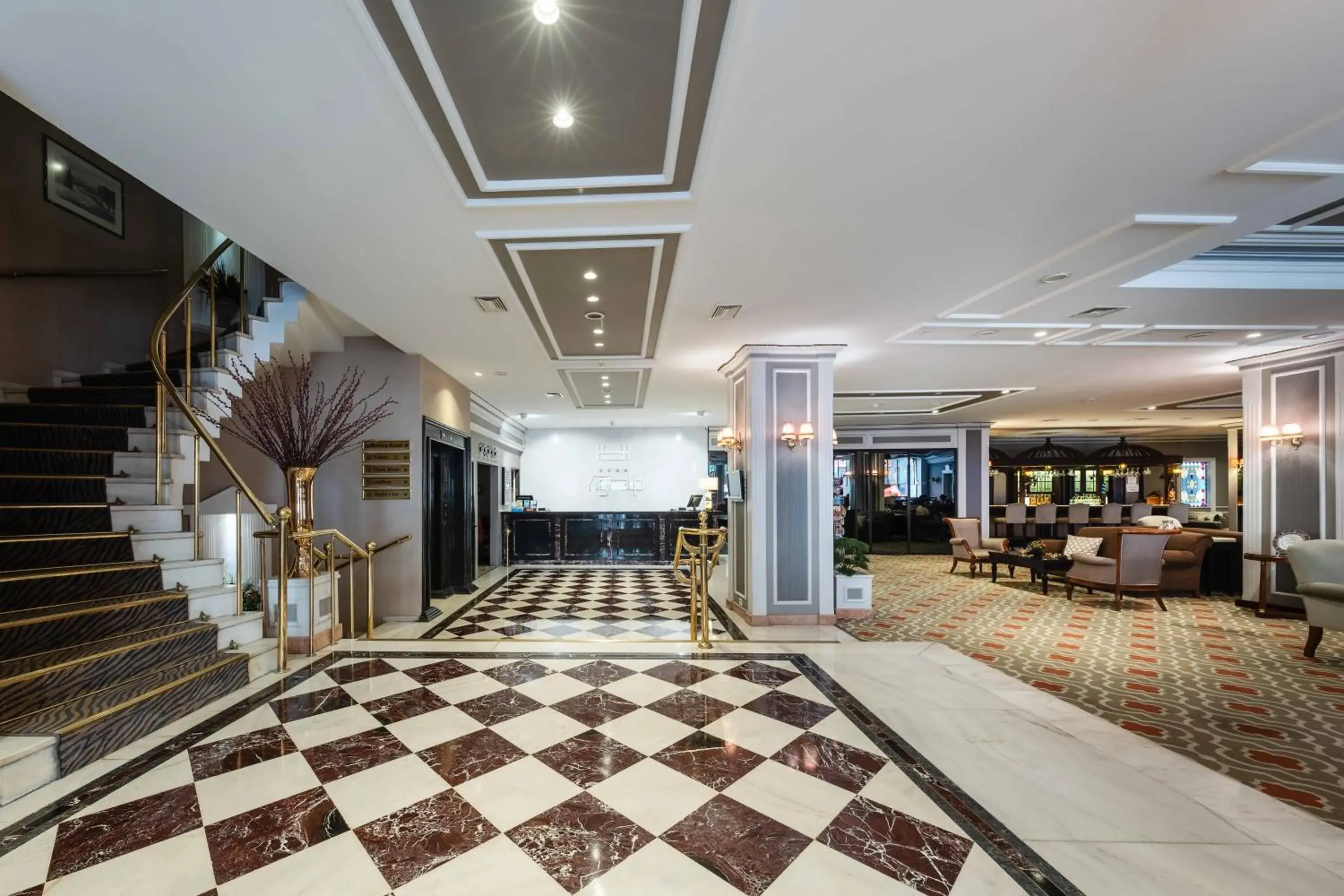 Living room, Lobby/Reception in Hotel Yigitalp Istanbul