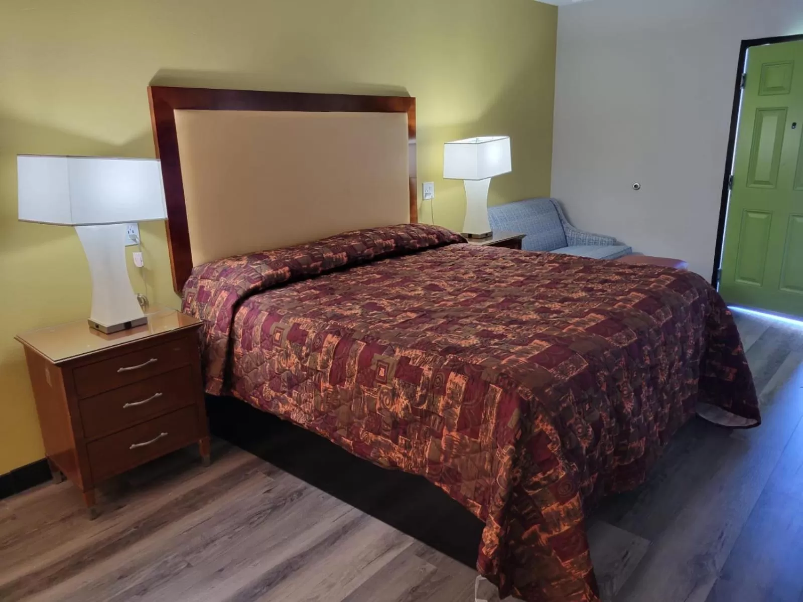 Photo of the whole room, Bed in Stadium Inn & Spas