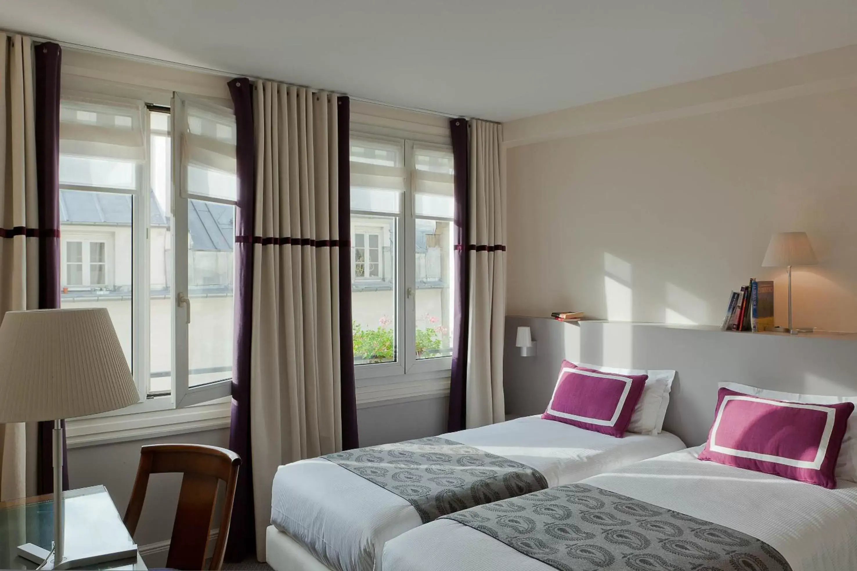 Bedroom, Bed in Hôtel Parc Saint-Séverin - Esprit de France
