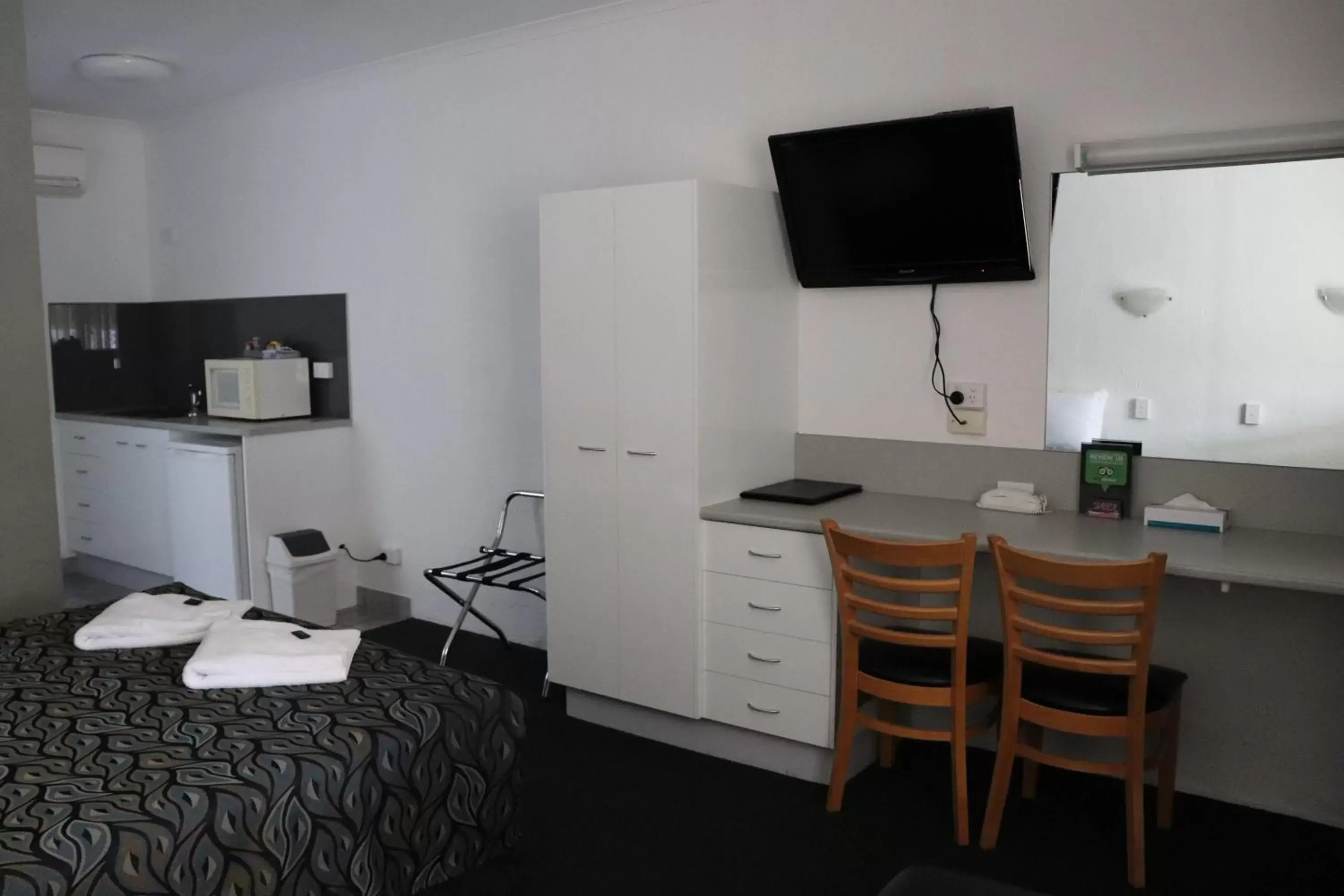 Bedroom, TV/Entertainment Center in Bundaberg Spanish Motor Inn