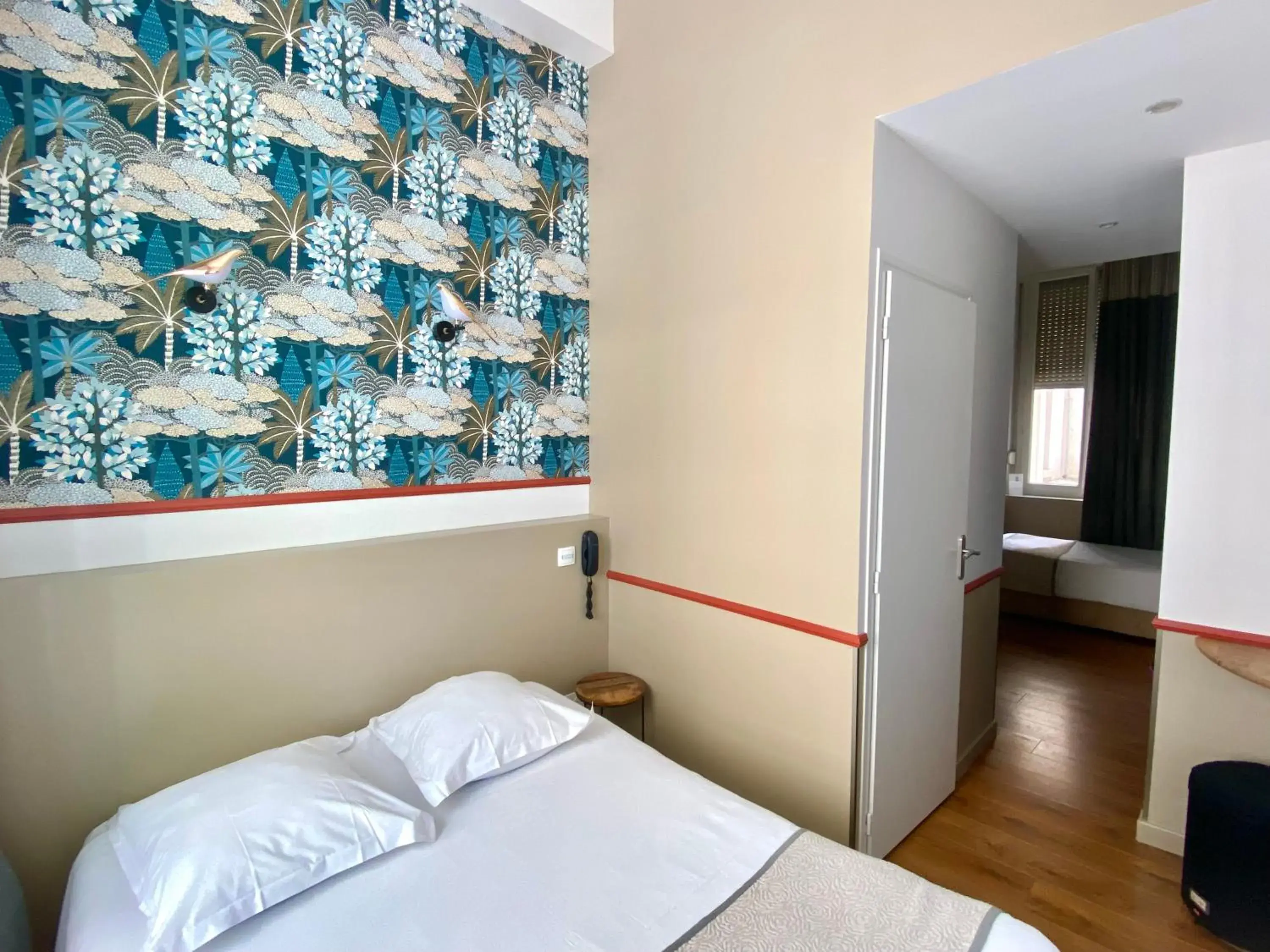 Property building, Bed in Hotelo Lyon Charité