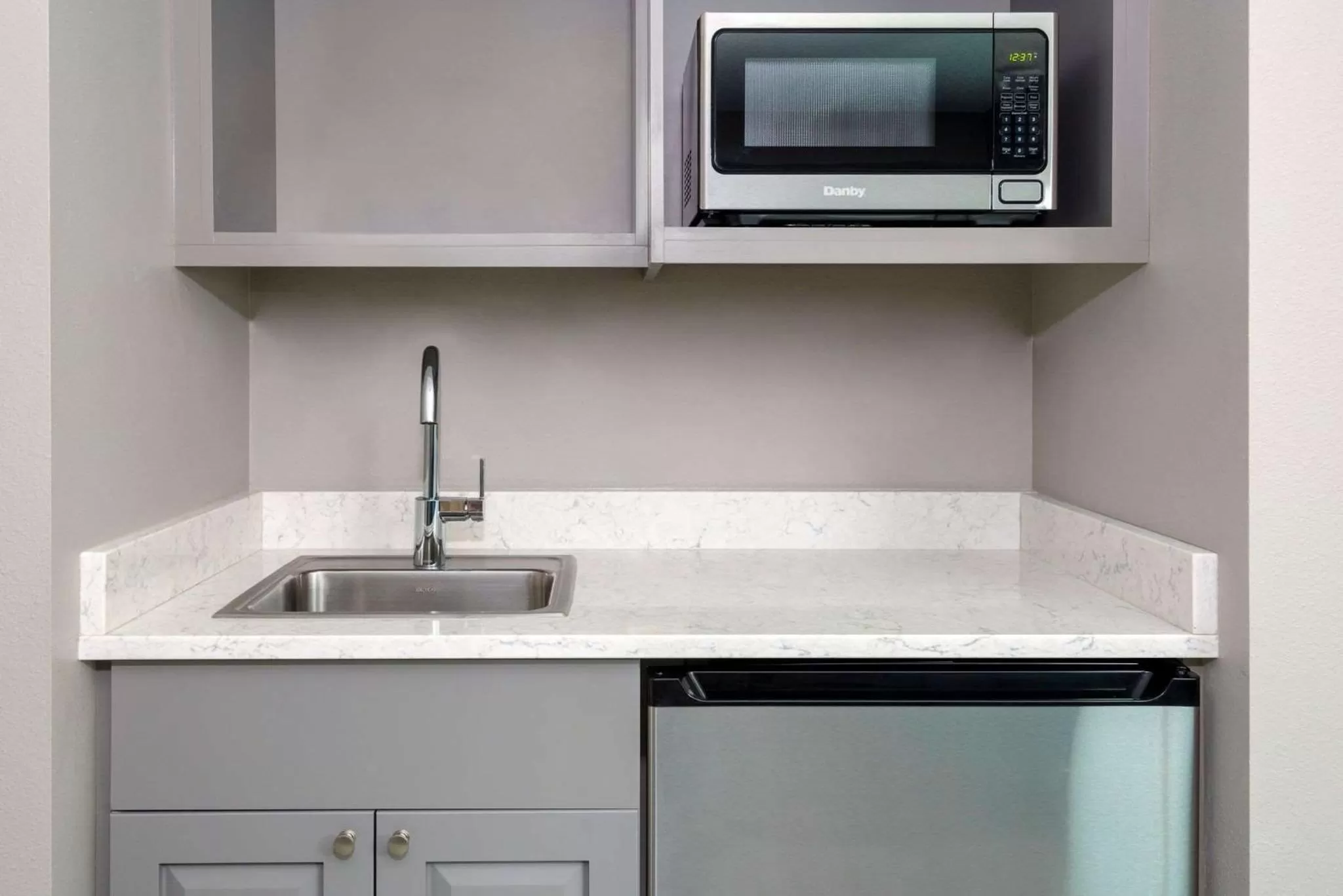 Kitchen or kitchenette in Hampton Inn & Suites Country Club Plaza