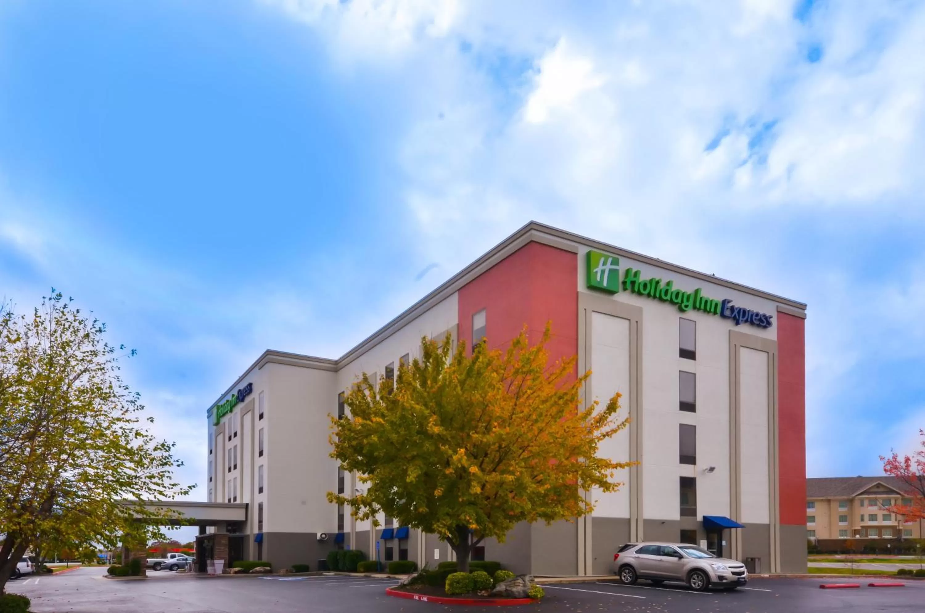 Property building in Holiday Inn Express & Suites Fayetteville University of Arkansas Area by IHG