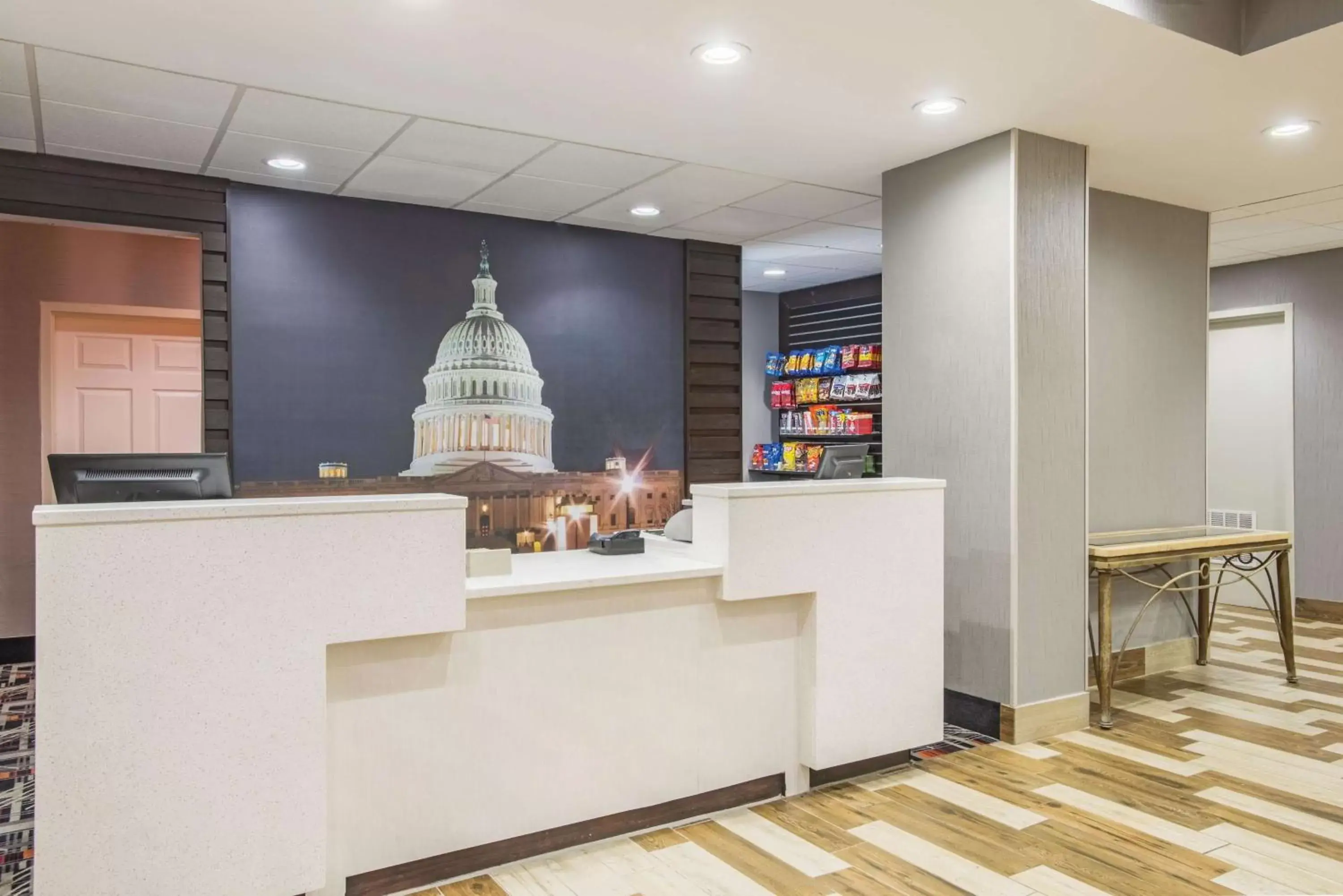 Lobby or reception in La Quinta Inn & Suites by Wyndham DC Metro Capital Beltway