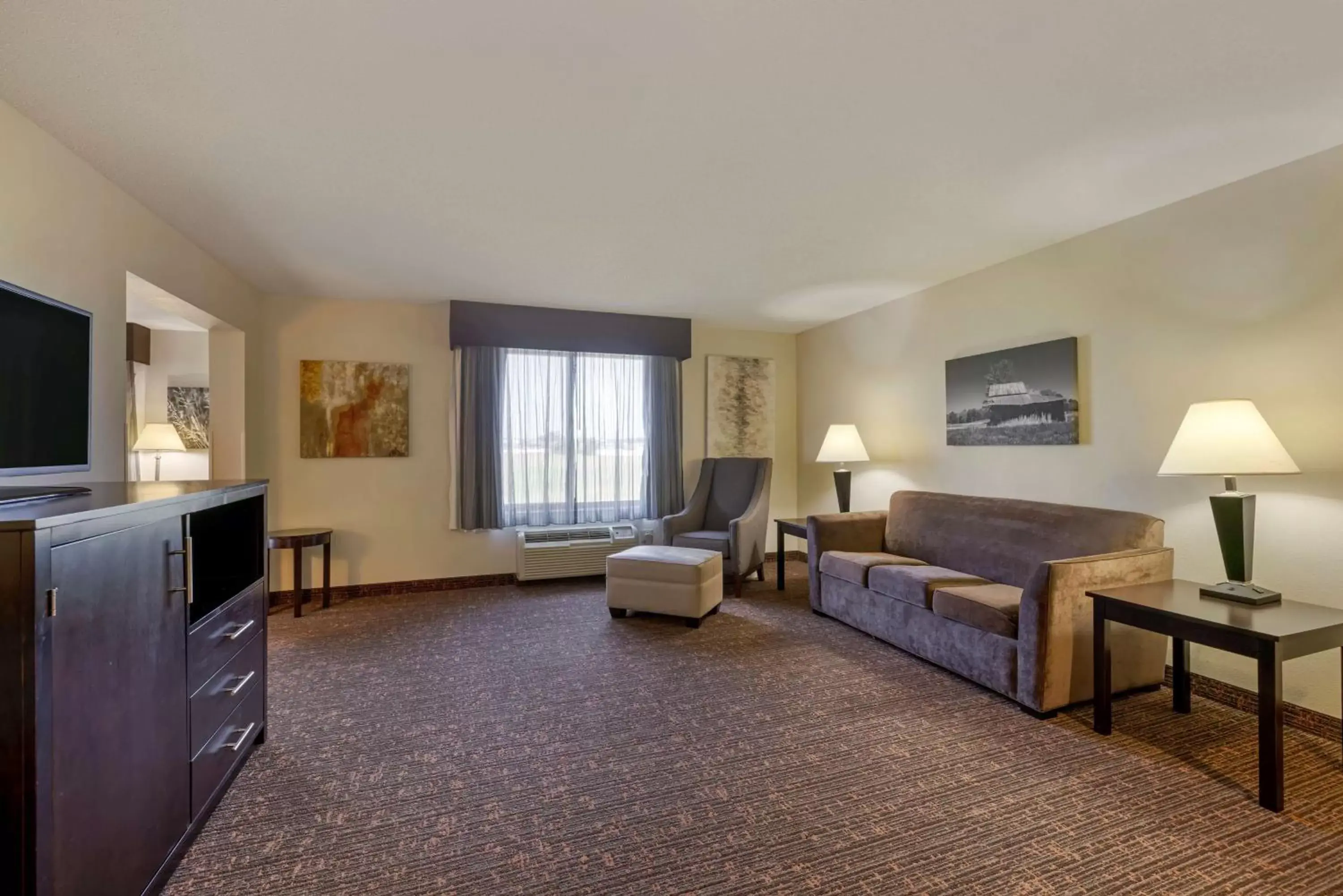 Bedroom, Seating Area in Best Western Plus Omaha Airport Inn