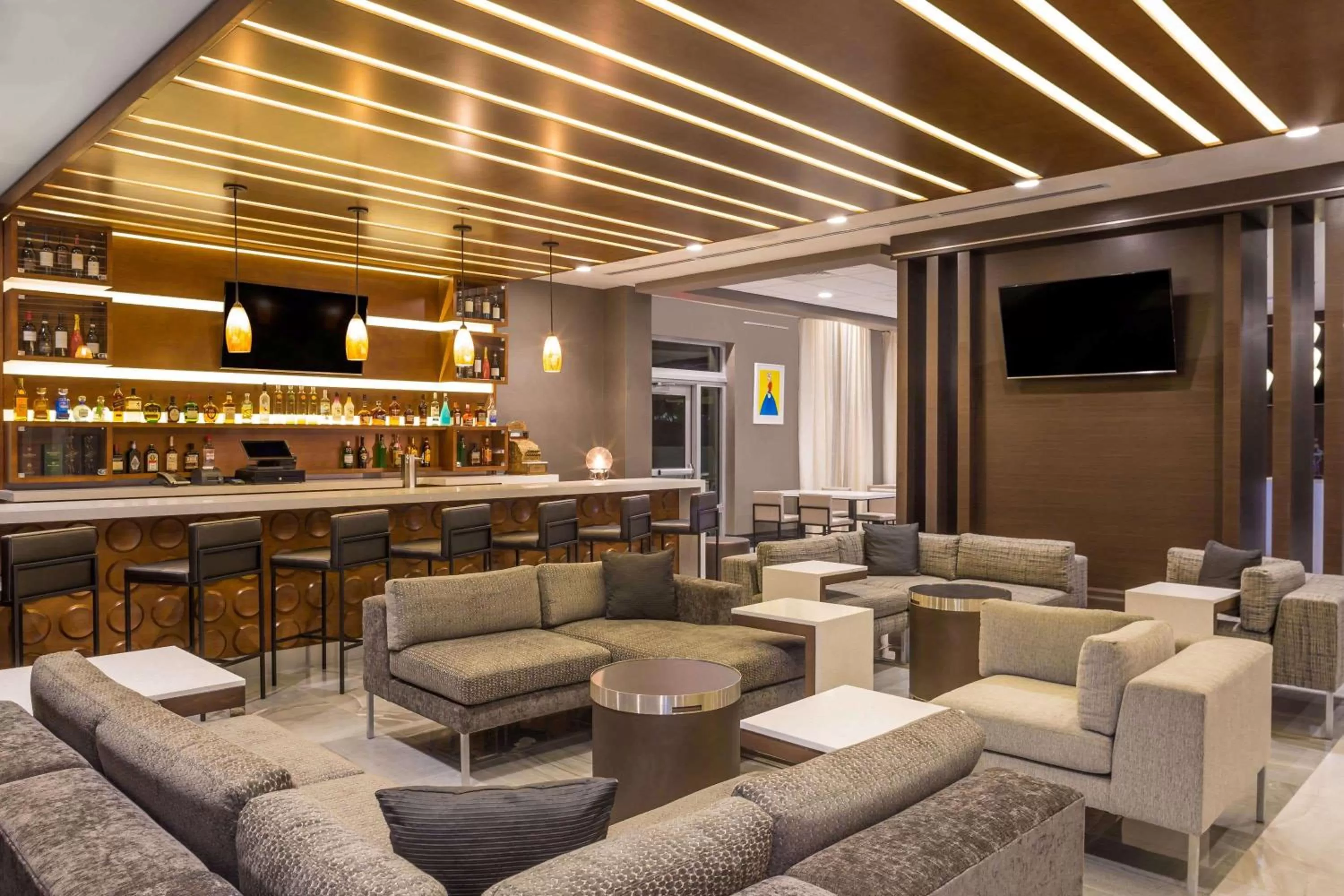 Lounge or bar in Wingate by Wyndham Miami Airport