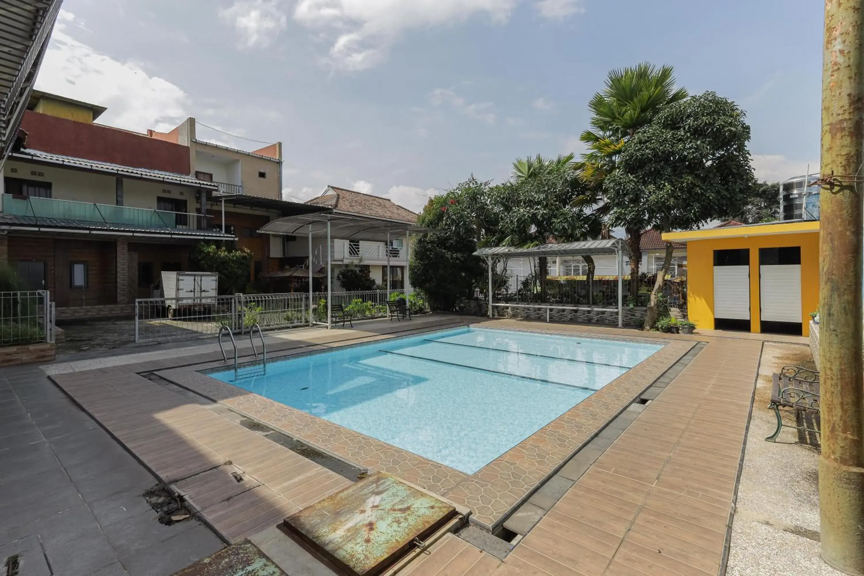 Swimming Pool in OYO 564 Bunga Matahari Guest House And Hotel