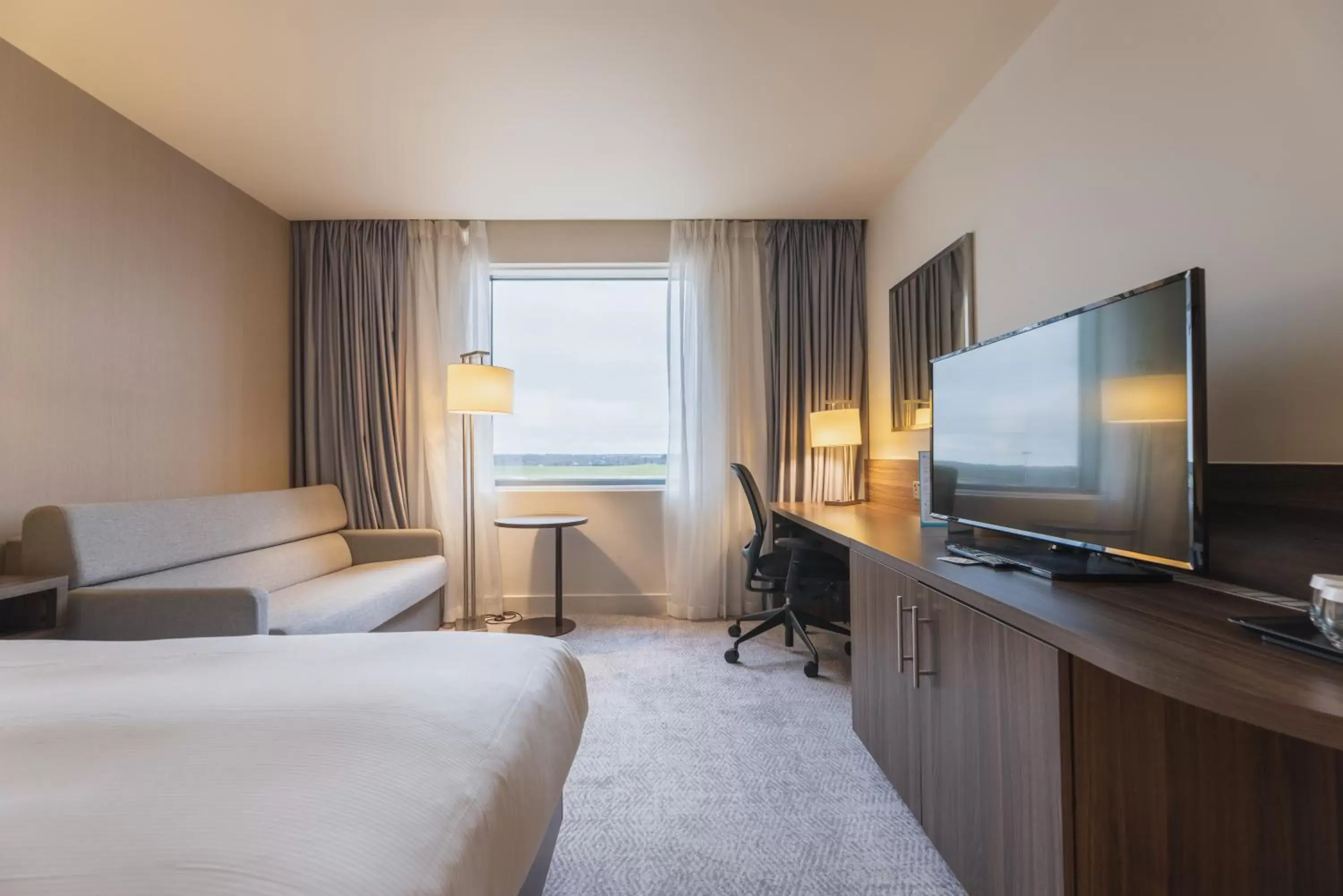 Bed, TV/Entertainment Center in Hilton Garden Inn Birmingham Airport Uk