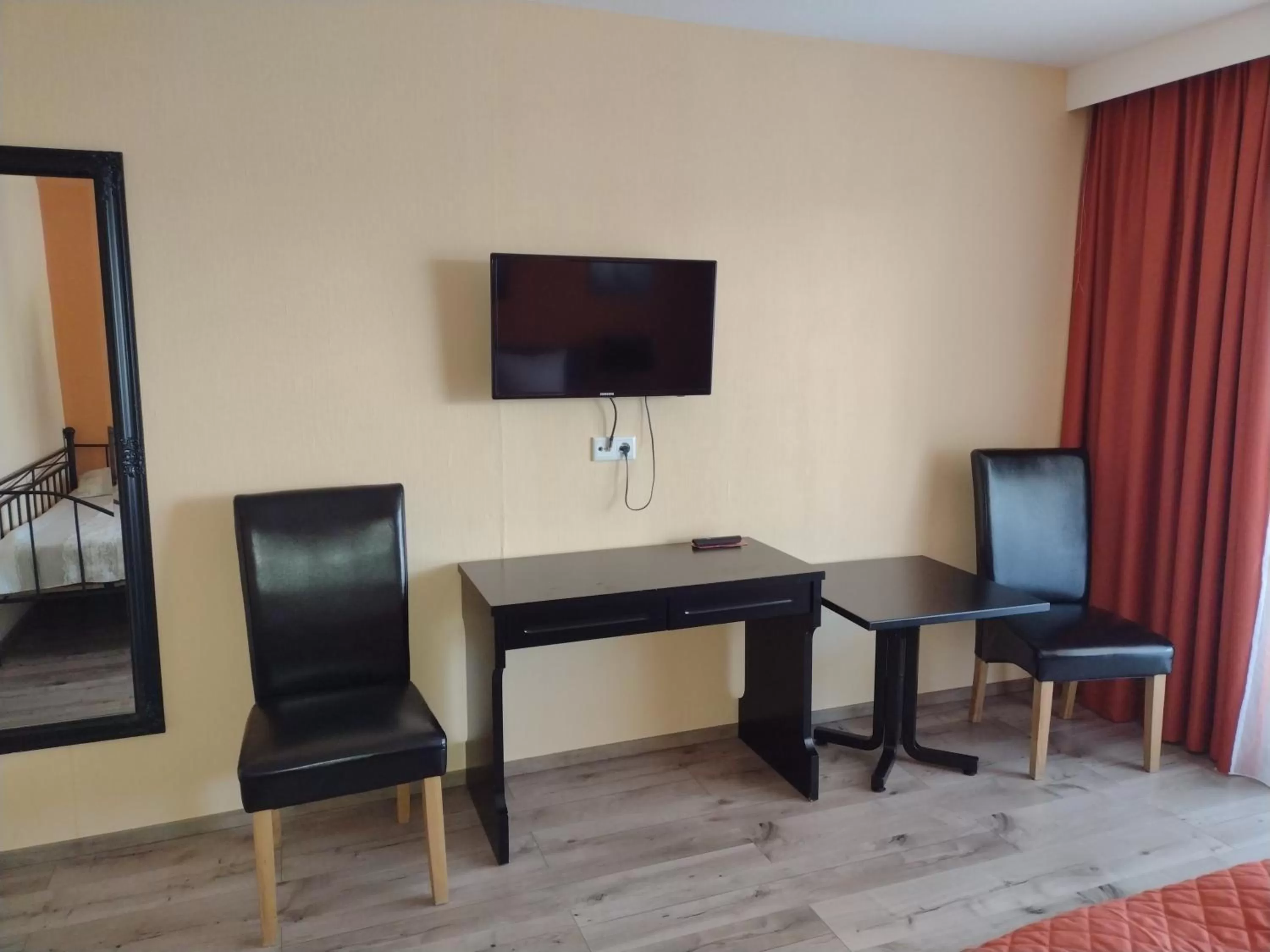 Communal lounge/ TV room, TV/Entertainment Center in Hotel Waldblick