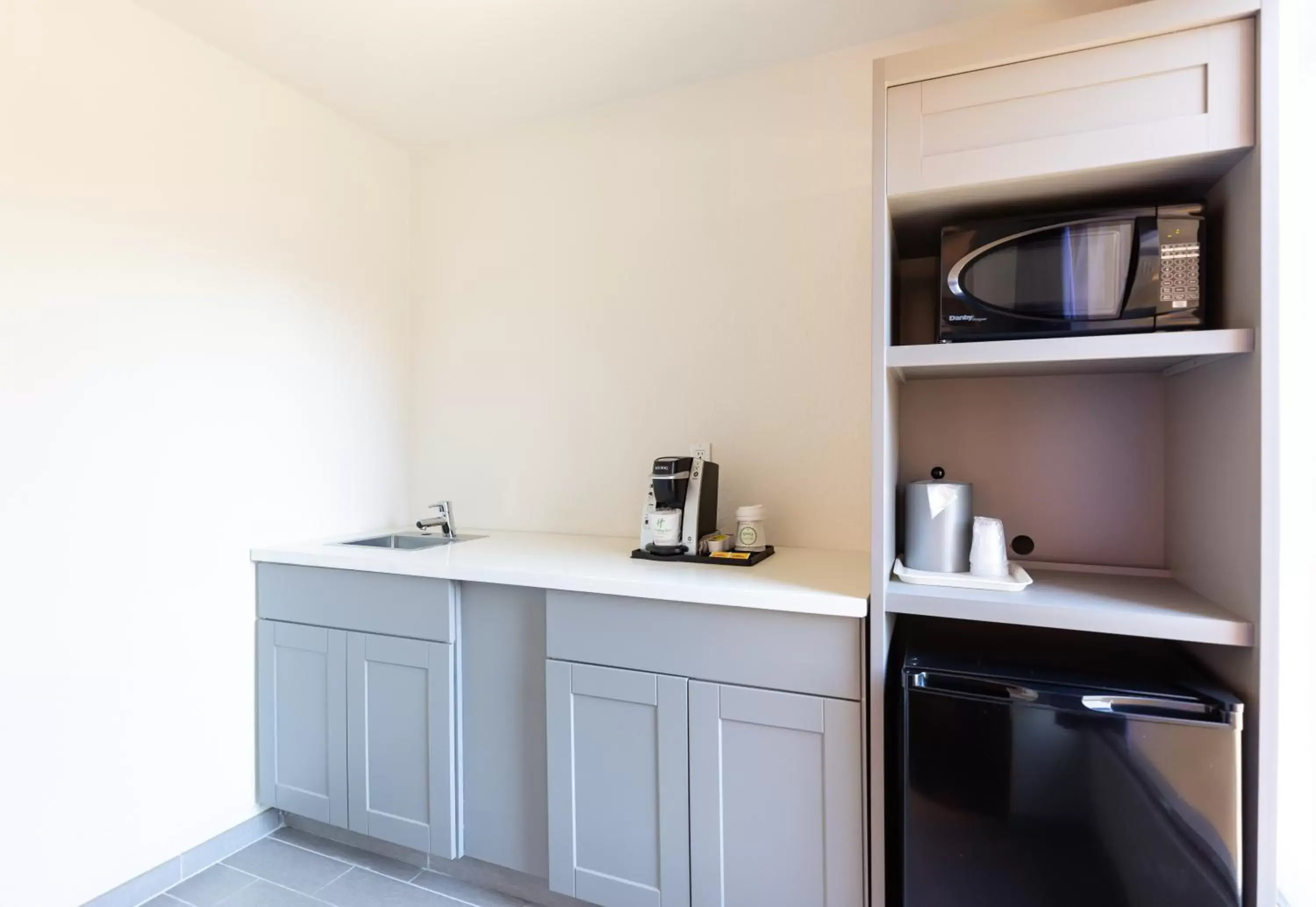 Coffee/tea facilities, Kitchen/Kitchenette in Holiday Inn Rancho Cordova - Northeast Sacramento, an IHG Hotel