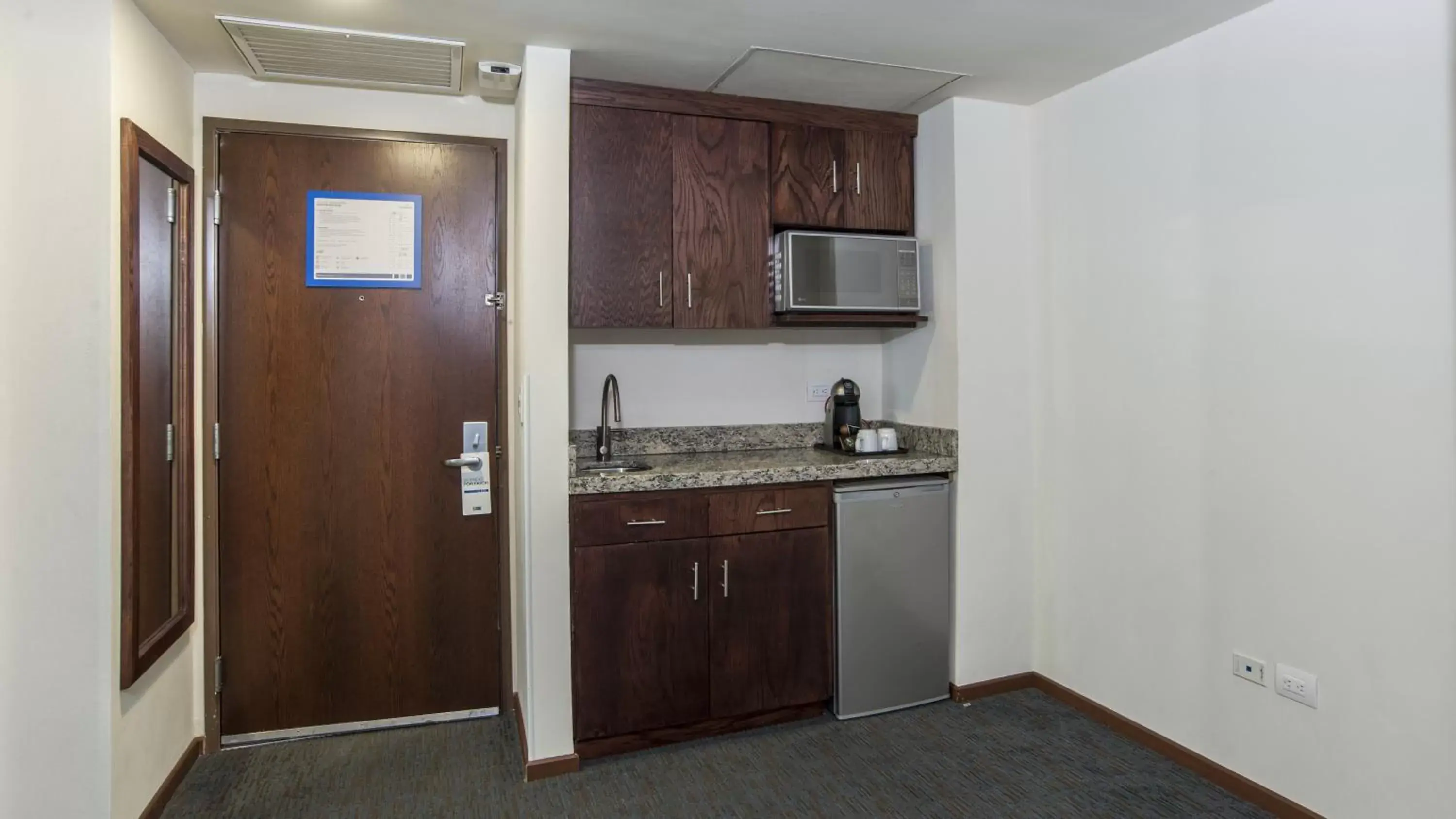 Photo of the whole room, Kitchen/Kitchenette in Holiday Inn Express Culiacan, an IHG Hotel
