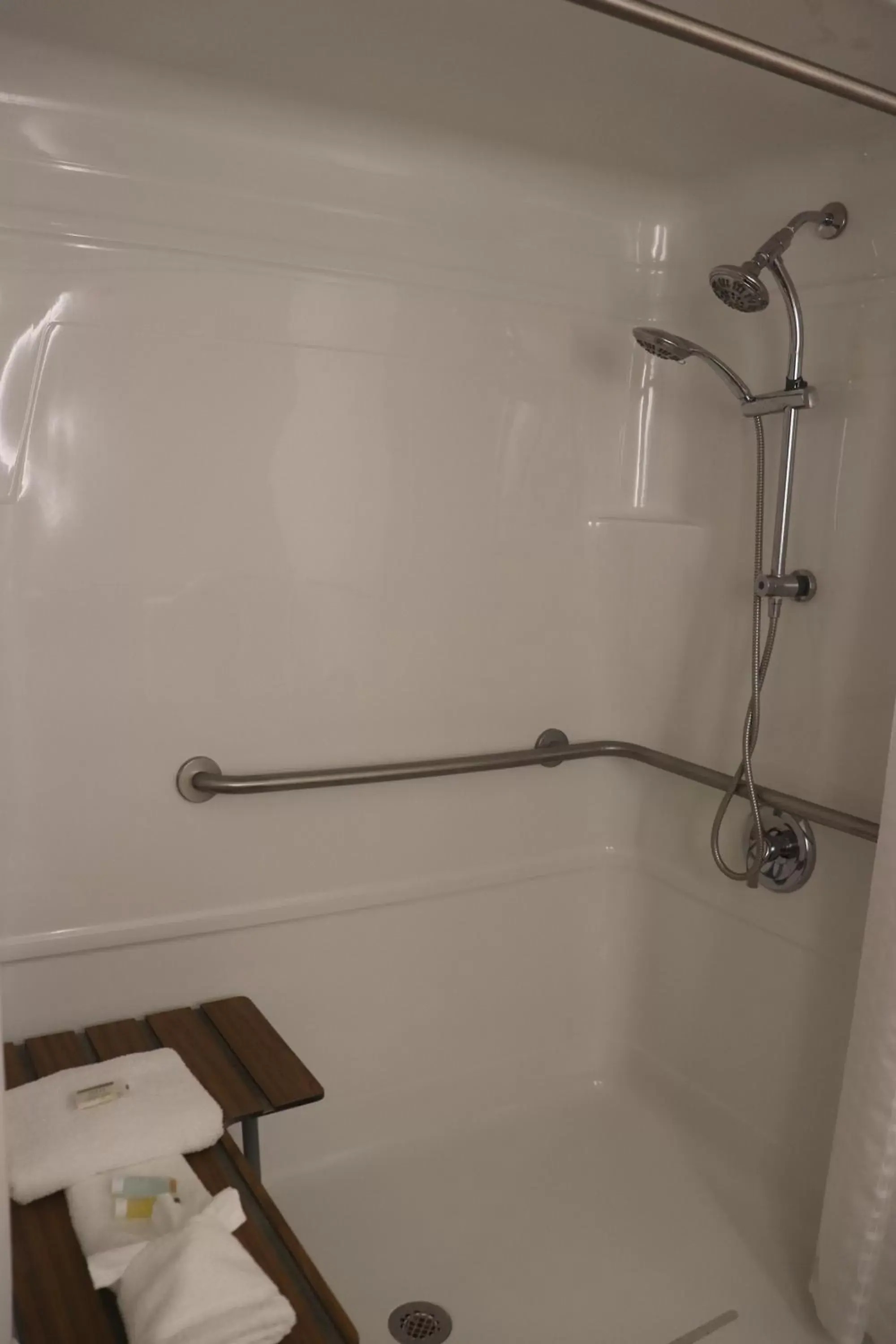 Shower, Bathroom in Howard Johnson by Wyndham Tifton