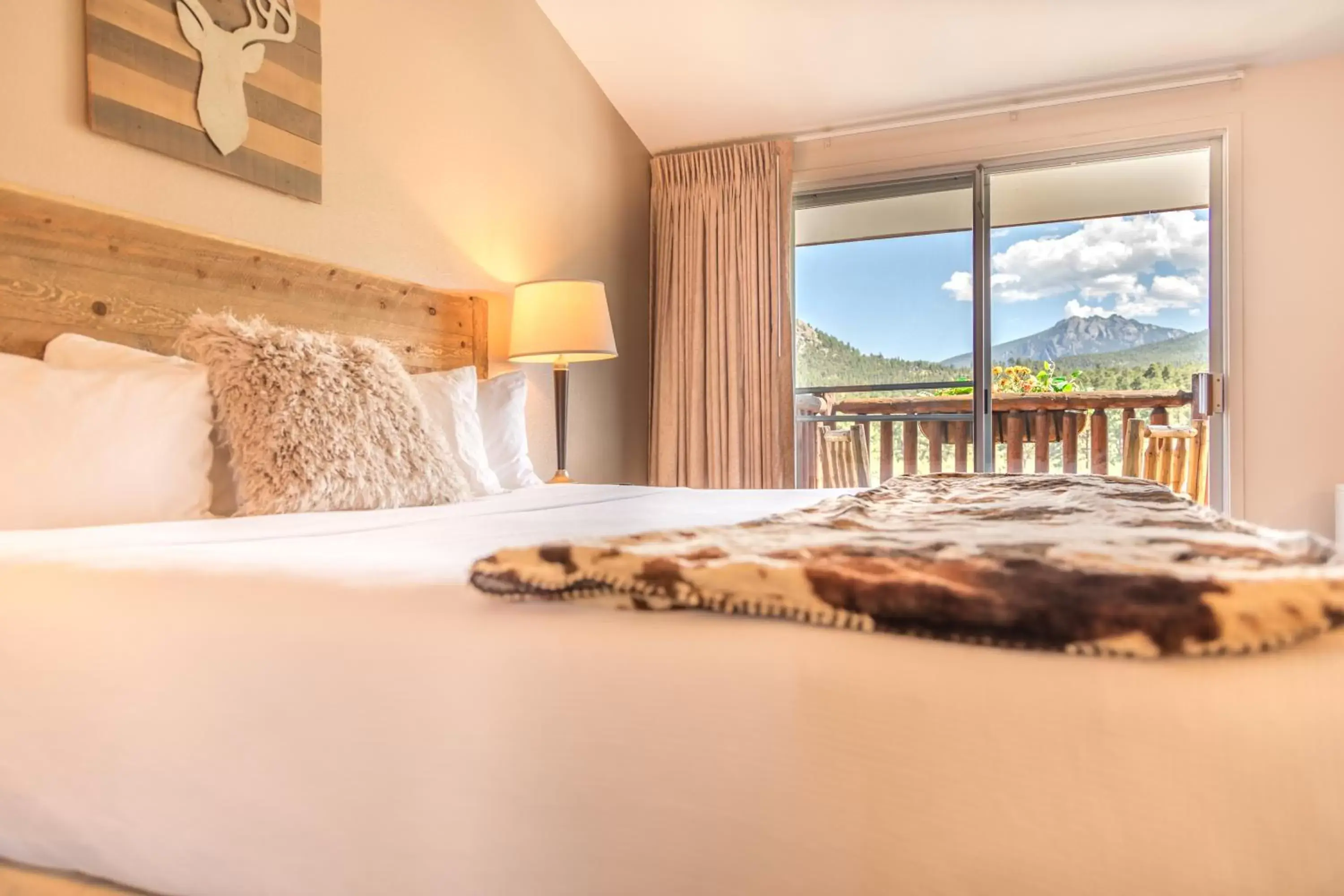 Bedroom, Mountain View in Alpine Trail Ridge Inn