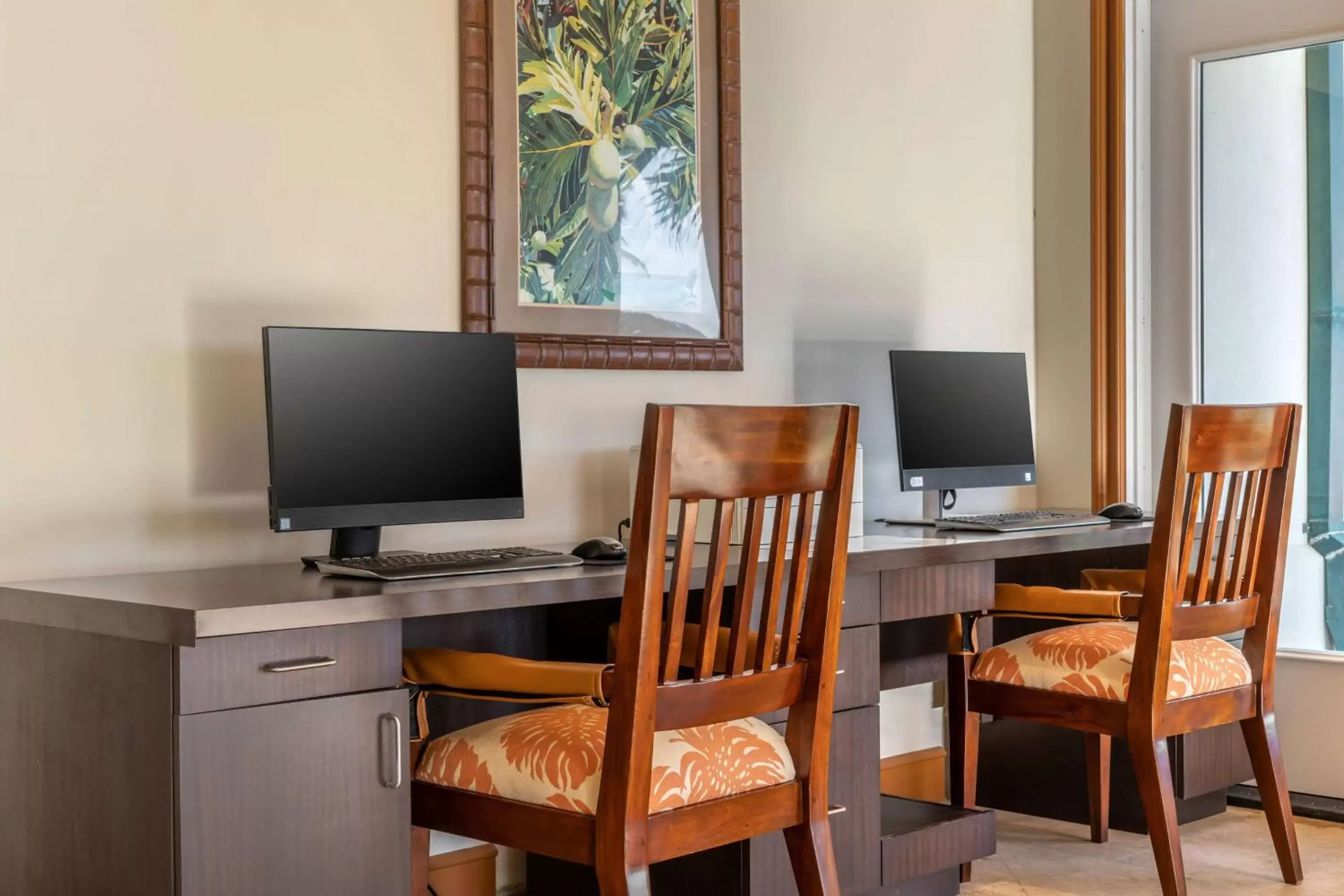 Business facilities, TV/Entertainment Center in Hilton Vacation Club The Point at Poipu Kauai