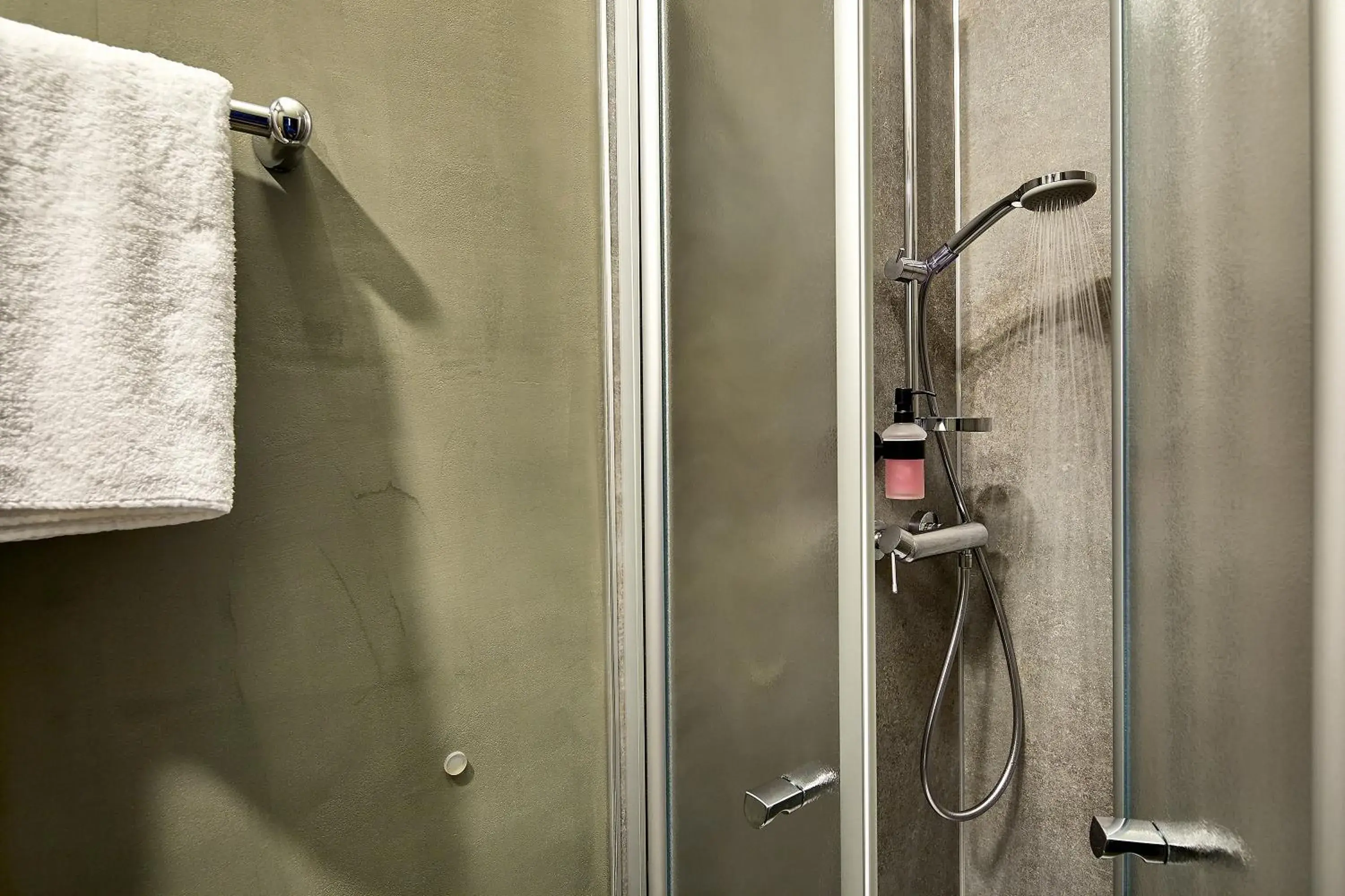 Shower, Bathroom in Hotel am Chlodwigplatz