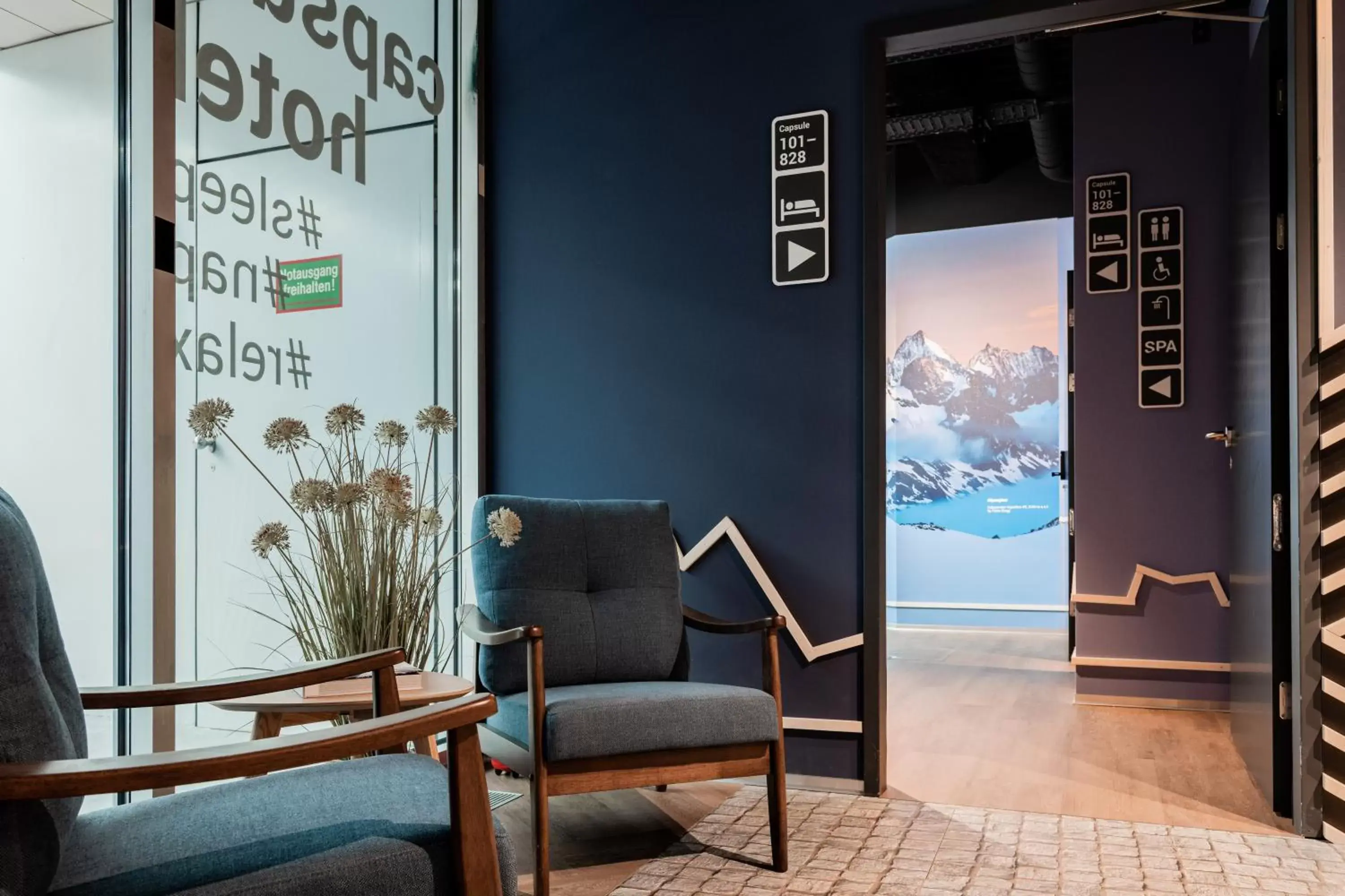 Seating area in Capsule Hotel - Alpine Garden Zurich Airport