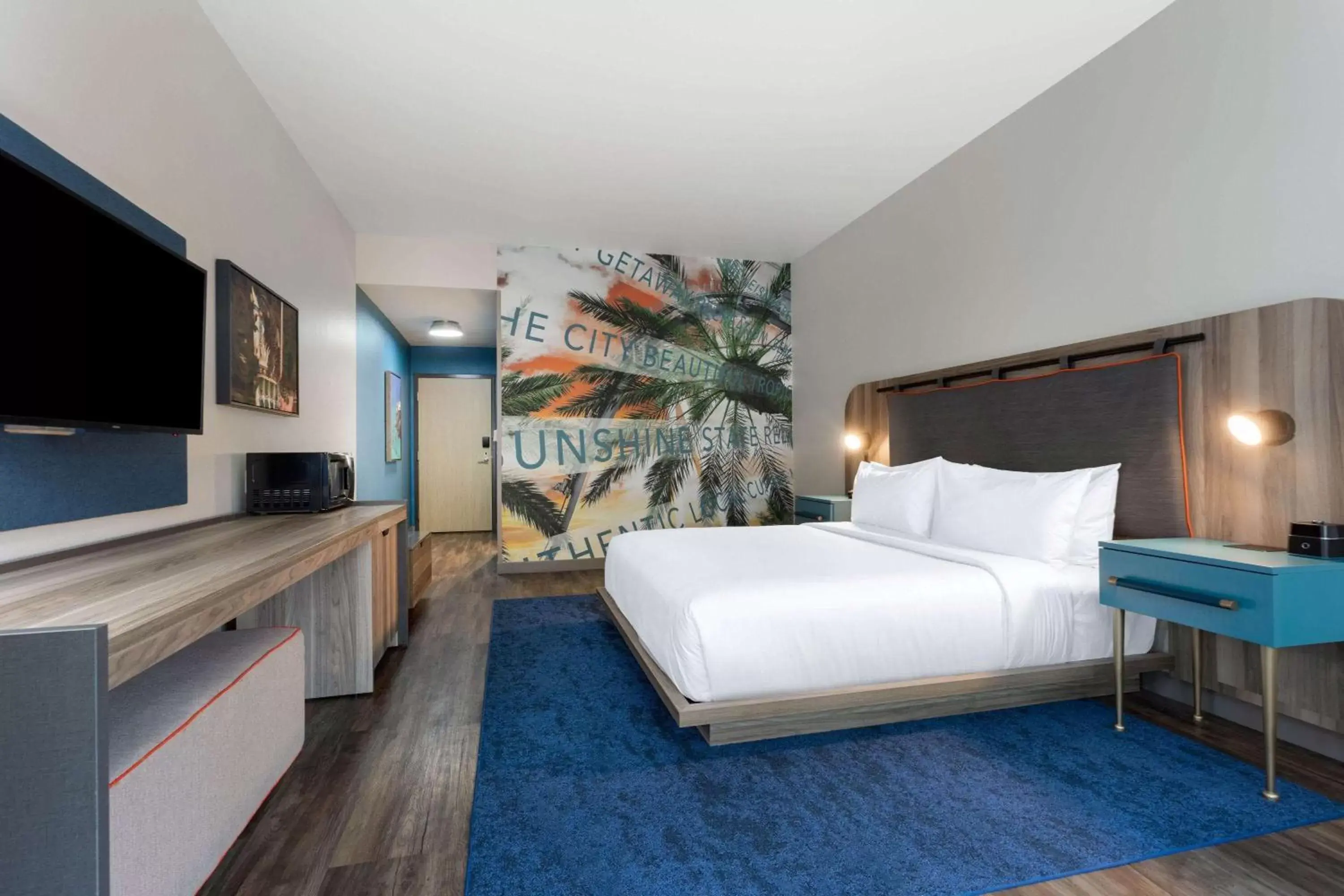 Photo of the whole room in TRYP by Wyndham Orlando