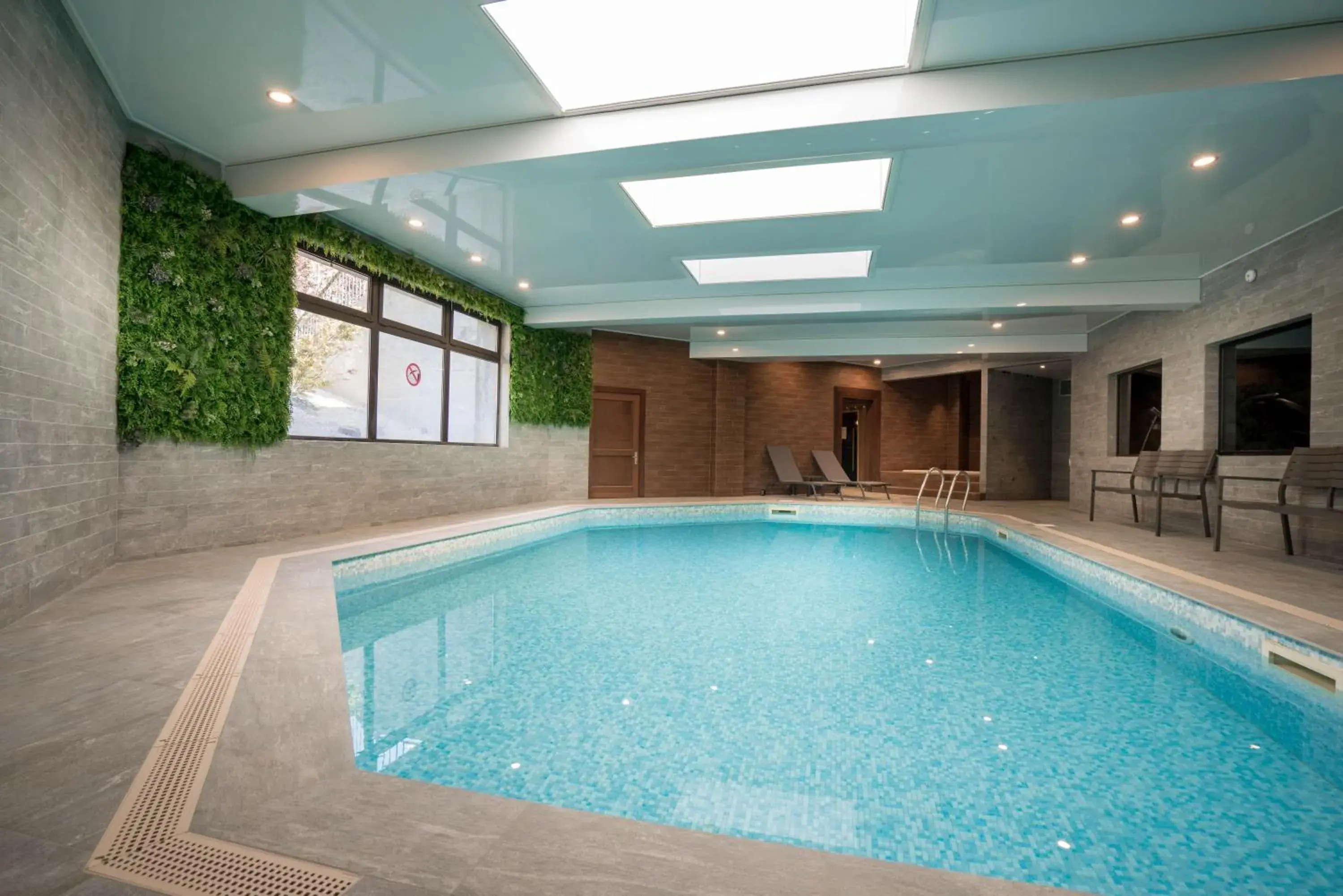 Swimming pool in Best Western Plus Hostellerie Du Vallon Swimming pool in Best Western Plus Hostellerie Du Vallon