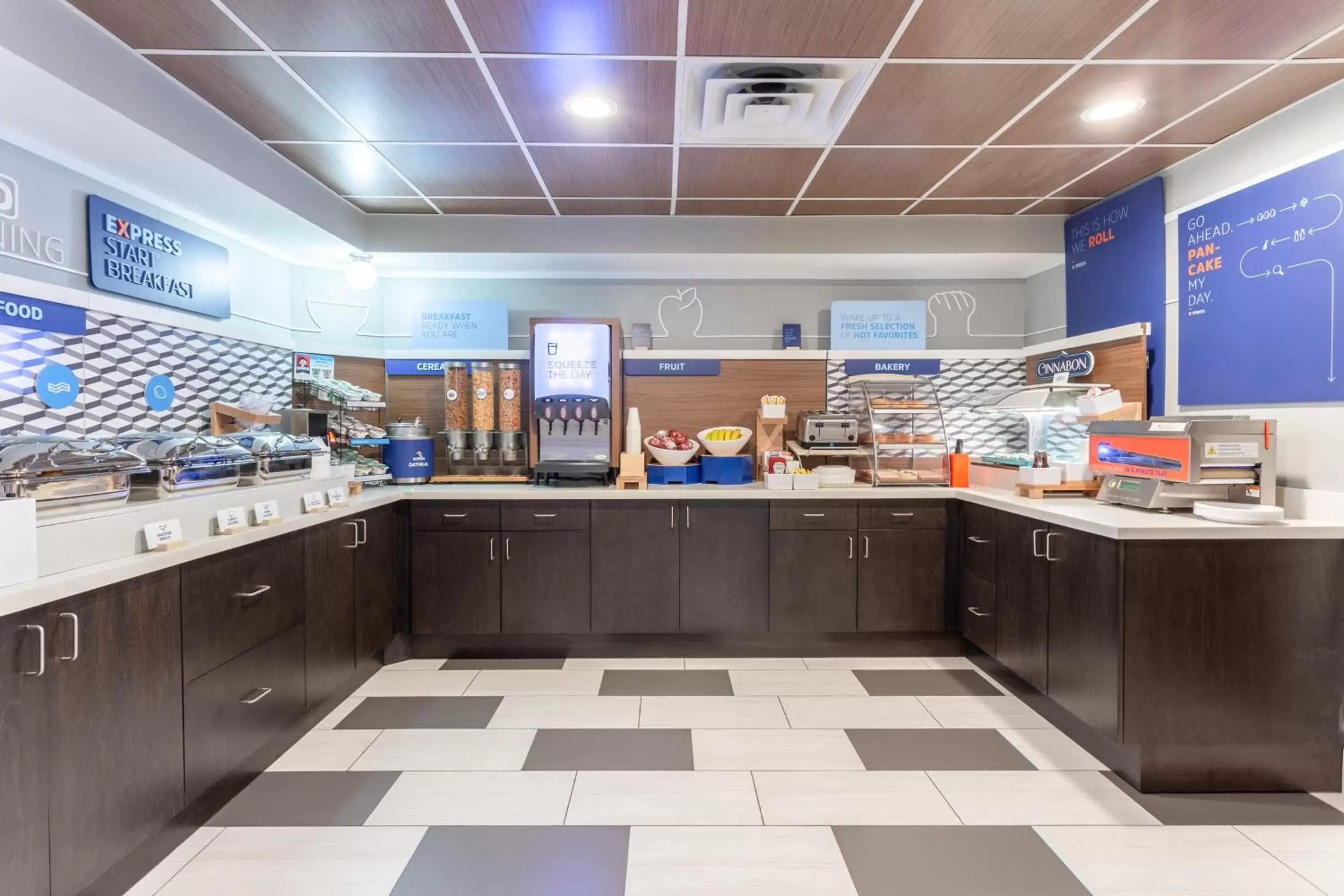 Breakfast, Kitchen/Kitchenette in Holiday Inn Express Scottsburg, an IHG Hotel