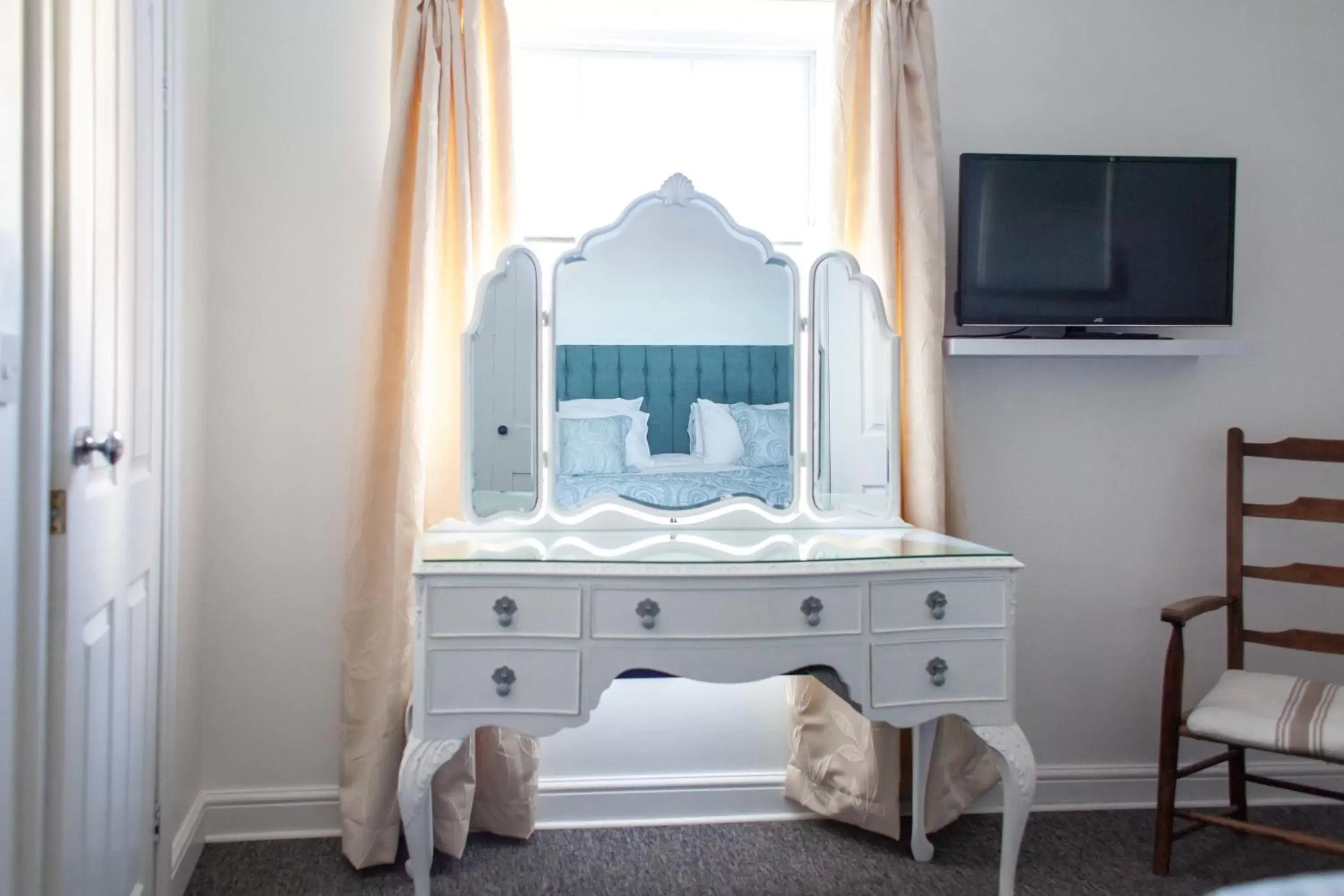 Bedroom, TV/Entertainment Center in No. 98 Boutique Hotel