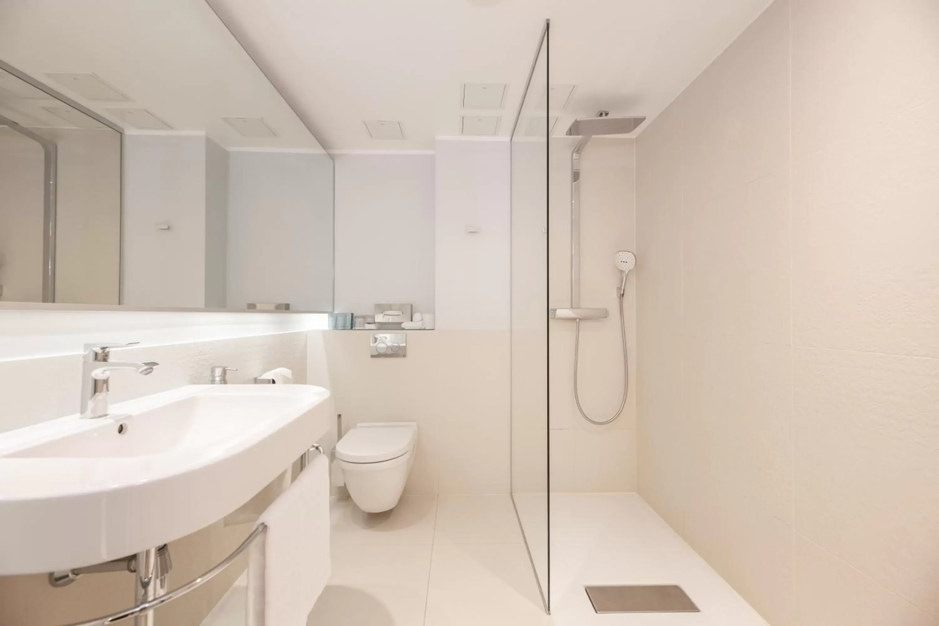 Shower, Bathroom in Hotel L'Ermitage