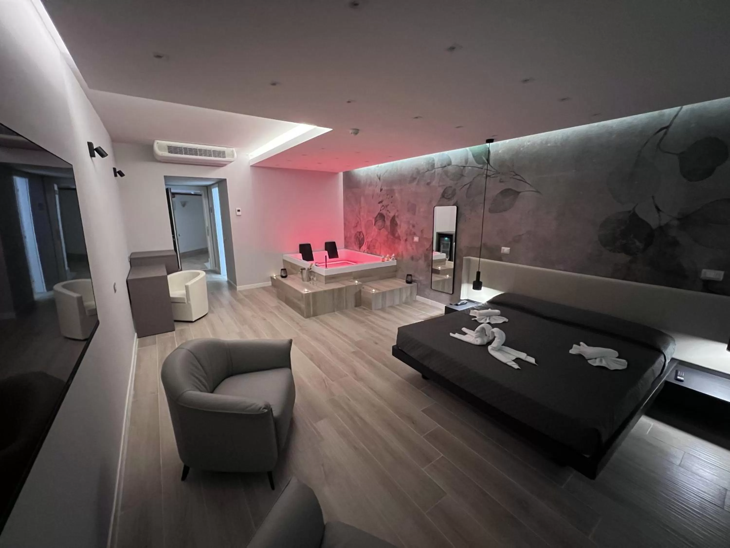 Hot Tub, Bed in Pegasus Hotel